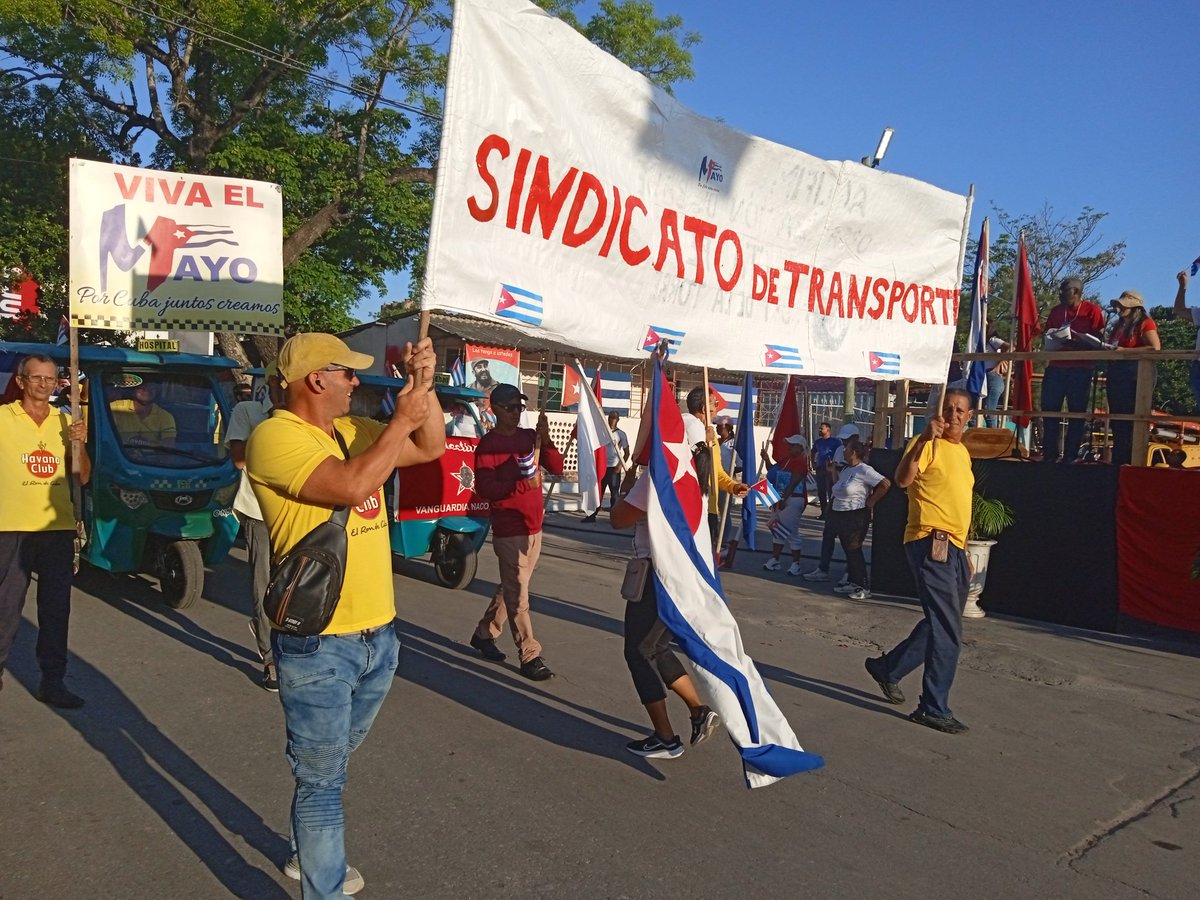 nieker's tweet photo. El pueblo de la #IslaDeLaJuventud protagonista en el desfile por el #PrimeroDeMayo la fiesta del proletariado la Patria se defiende con el #SentirPinero #SíSePuede #PeriódicoVictoria https://t.co/QUMV3JN8Cc