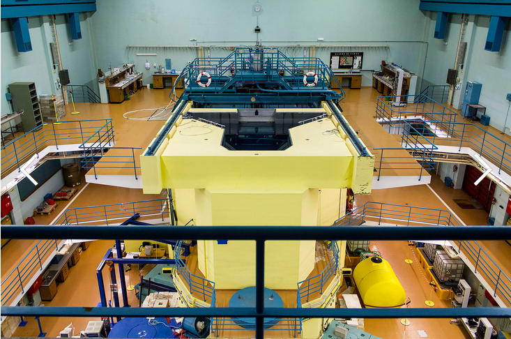 EE_EspadaEscudo's tweet photo. O Reactor Português de Investigação (RPI) entrou em funcionamento a 25 de Abril de 1961, situado na Quinta dos Remédios, georreferenciação 38.81226, -9.09476, Bobadela, Sacavém, Loures, Portugal, de tipologia de piscina (9 metros de profundidade, 450 mil litros), de 1 000 kW, usado originalmente com combustível de baixo enriquecimento (LEU, de 20%), a partir de 1990 com urânio altamente enriquecido (HEU, de 93%) e, desde 2007, com urânio de baixo enriquecimento. Com operação interrompida desde 2016, teve o seu combustível retirado em 2019, terminando cinco décadas de operação científica.

A investigação de física atómica, em termos experimentais, iniciou-se em Portugal, em 1934, a partir do  Laboratório de Física da Faculdade de Ciências da Universidade de Lisboa. A 29 de Março de 1954 o Estado Português, liderado pelo Presidente do Conselho de Ministros António de Oliveira Salazar, constituiu a Junta de Energia Nuclear (JEN), e, por sua vez, a 30 de Dezembro de 1955, criaria o Laboratório de Física e Engenharia Nucleares (LFEN), antecessor do actual Campus Tecnológico e Nuclear (CTN) do Instituto Superior Técnico (IST).

No discurso proferido pelo Presidente do Conselho de Ministros, na cerimónia de tomada de posse da JEN, a 5 de Abril de 1954, é notado sobre os desígnios da mesma "ser o principal impulsionador dos estudos e das actividades e o conselheiro na defesa dos interesses ligados à energia nuclear. (...) extrair da nova força os meios de satisfazer mais fácil ou economicamente as preocupações e necessidades da vida corrente; mobilizar a riqueza potencial em urânio e outros minérios afins que os territórios portugueses, continental e ultramarino, parecem possuir (...)".

A 25 de Junho de 1956 inicia-se o processo de aquisição de um reactor nuclear para equipar o LFEN, tendo sido seleccionada a AMF Atomics Inc, subsidiária da American Machine & Foundry Company de Nova Iorque, EUA, valorizado em 399 800 USD, subsidiados a 50% pelos EUA (extensíveis na mesma proporção ao edifício e material técnico de investigação conexo). A autorização de aquisição tem lugar a 21 de Janeiro de 1957 e a adjudicação para o edifício e piscina técnica tem lugar a 5 de Janeiro de 1959.

Com o fornecimento pelos EUA, em contrato de aluguer, de 3,6 kg de urânio (isótopo 235) enriquecido, o reactor atingiria a 25 de Abril de 1961 a auto-sustentação da reacção de cisão nuclear em cadeia, em regime estacionário. A República Portuguesa foi o assim trigésimo quinto Estado a contar com um reactor nuclear de investigação.
De Julho de 1987 a Janeiro de 1990 o RPI seria alvo de paragem programada para permitir a realização de obras de modificação e modernização das instalações e do equipamento. A sua operação a 1 000 kW seria reposta a 21 de Fevereiro de 1990 e retomaria o seu regime normal de exploração a 19 de Março de 1990.
Com o seu funcionamento interrompido desde 11 de Maio de 2016, decidido em 2007, tem lugar, em Março de 2019, o transporte do combustível de urânio e de outros produtos radioactivos, numa massa total de 100 kg, em camião do Exército Português, desde a Bobabela até ao Ponto de Apoio Naval da Marinha Portuguesa em Tróia. A partir deste, a bordo de um navio, foram transportados para os EUA, nos termos e procedimentos do contrato com o Departamento de Energia dos EUA (e com devoluções anteriores no decurso da normal operação da plataforma).

Terminavam assim 5 décadas de operação do RPI, estipulando a Resolução do Conselho de Ministros n.º 129/2022, de 20 de Dezembro, que se deverá iniciar "no futuro próximo" (sic) a fase de desmantelamento da infraestutura, a cargo do operador e sob a regulação da Agência Portuguesa do Ambiente (APA). No "Relatório do Estado de Ambiente" (REA), de 2025, é indicado pela APA que o "(...) Reator Português de Investigação (RPI), que se encontra atualmente inativo e a aguardar o processo de desmantelamento (...)".

Foto estrutura interna e piscina (2015) e vista em corte infográfico via Arquivo do CTN do IST da Universidade de Lisboa (UL), "1961-2015 - Reactor Português de Investigação (RPI)". Imagem exterior seleccionada e editada por Espada & Escudo via Google Maps.
