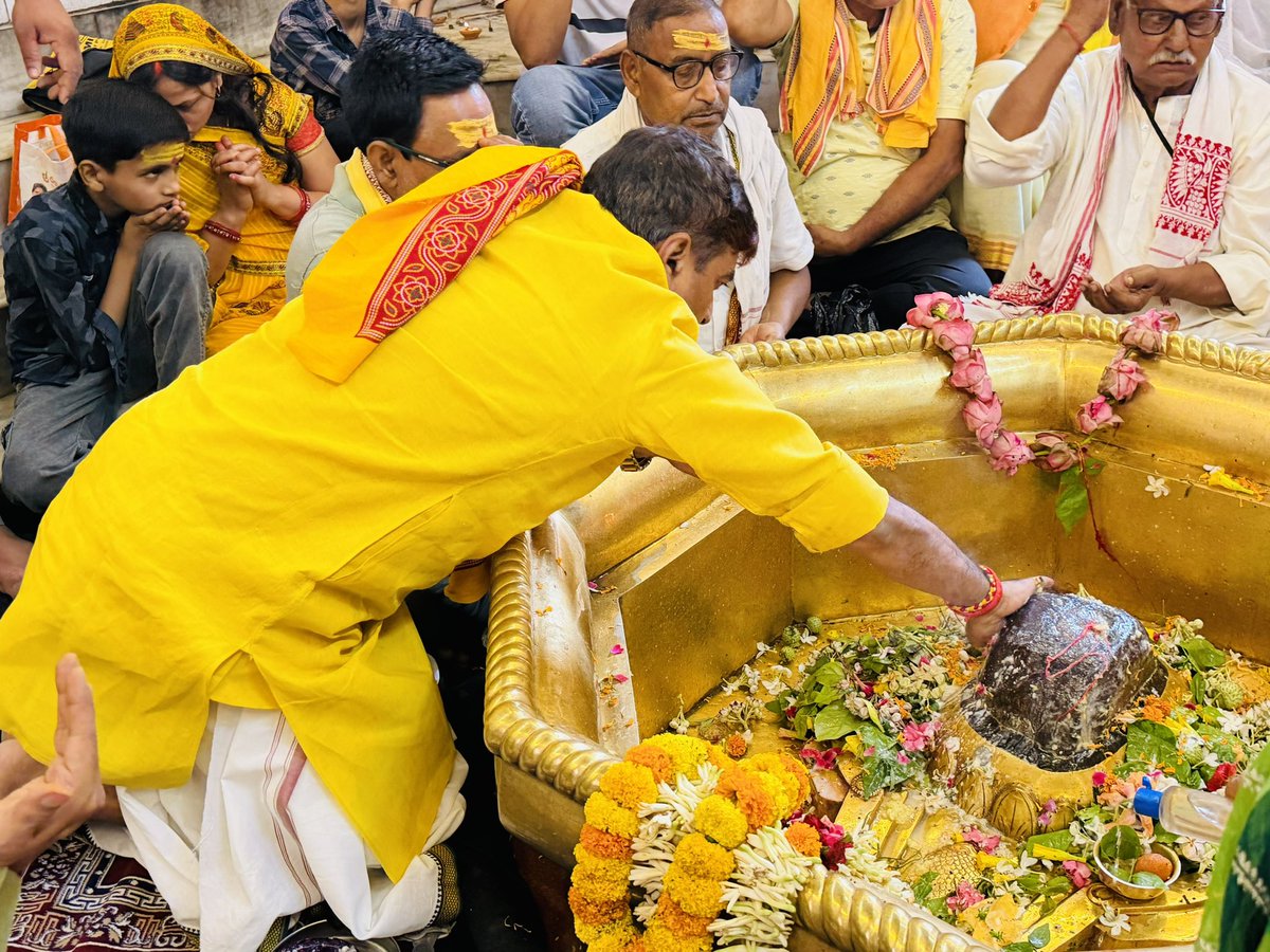 SantoshRanjan_'s tweet photo. आज पावन कामेश्वर धाम कारो की पुनीत धरा पर देवाधिदेव महादेव का 'रुद्राभिषेक' करने का सौभाग्य प्राप्त हुआ।
अभिषेक की हर बूंद के साथ मन की चंचलता शांत हुई और शिव तत्व का बोध हुआ। 
त्रेतायुग की स्मृतियों को समेटे इस पावन स्थल पर महादेव का अर्चन करना केवल एक अनुष्ठान नहीं,बल्कि आत्मा का परमात्मा से मिलन जैसा अनुभव रहा।

महादेव की कृपा हम सभी पर बनी रहे।
#जय_महादेव! 🚩