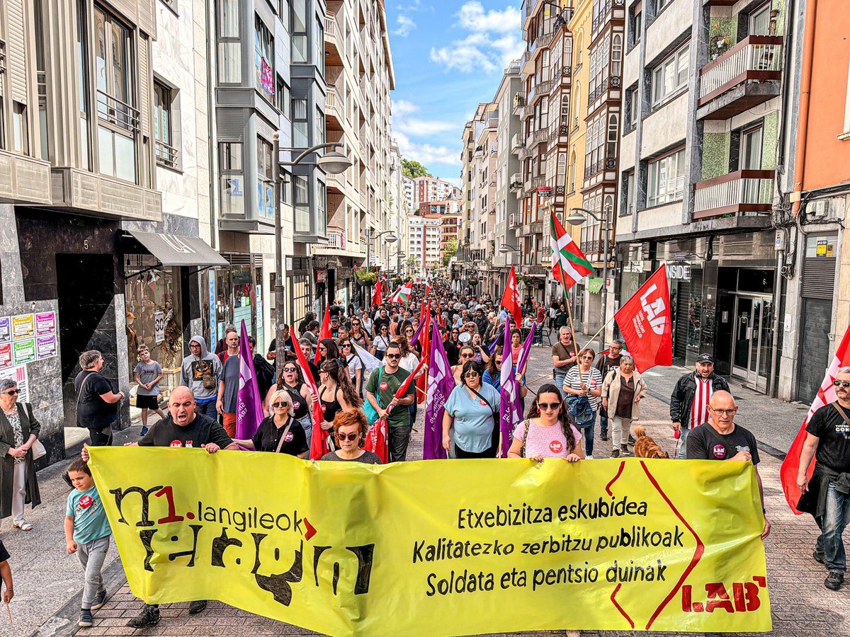 LABdebaldea's tweet photo. 🚩 Maiatzaren Lehenean ehunka lagun mobilizatu gara Eibarren. 

Ez ditugu haien gerrak babestuko, ez dugu gerren faktura ordainduko.

Etxebizitza eskubidea, kalitatezko zerbitzu publikoak, soldata nahiz pentsio duinak denontzat!   

✊🏻GORA LANGILEON BORROKA!

#M1
#LangileokEragin https://t.co/GiPraYABIp