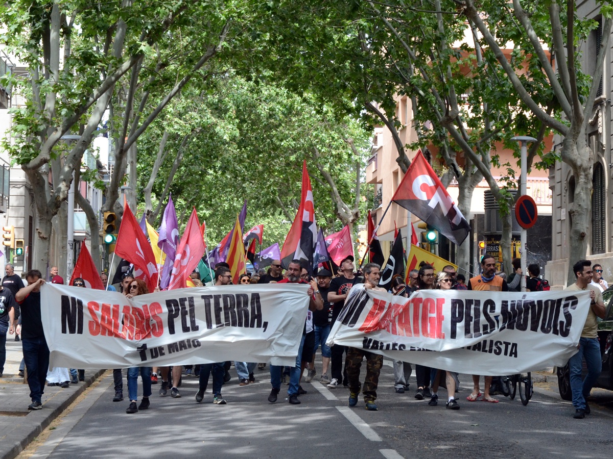 iSabadellcat's tweet image. La manifestació del Primer de maig a #Sabadell aplega 400 persones, segons la Policia Municipal. Els manifestants assenyalen la crisi de l'habitatge, la pèrdua de poder adquisitiu i la presència policial en alguns centres escolars.

isabadell.cat/societat/la-ma…