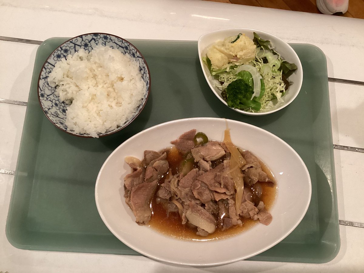 flippercafe1983's tweet photo. 今日のメニューはしめじの豚丼です
季節の変わり目なので体調には気をつけてください。良いゴールデンウィークにしてください。

#日本福祉大学
#アスリートフード
#スポーツ栄養
#スポーツ食堂
#フリッパーカフェ
#美浜町運動公園
#美浜町合宿 https://t.co/aUCi7WJvo8