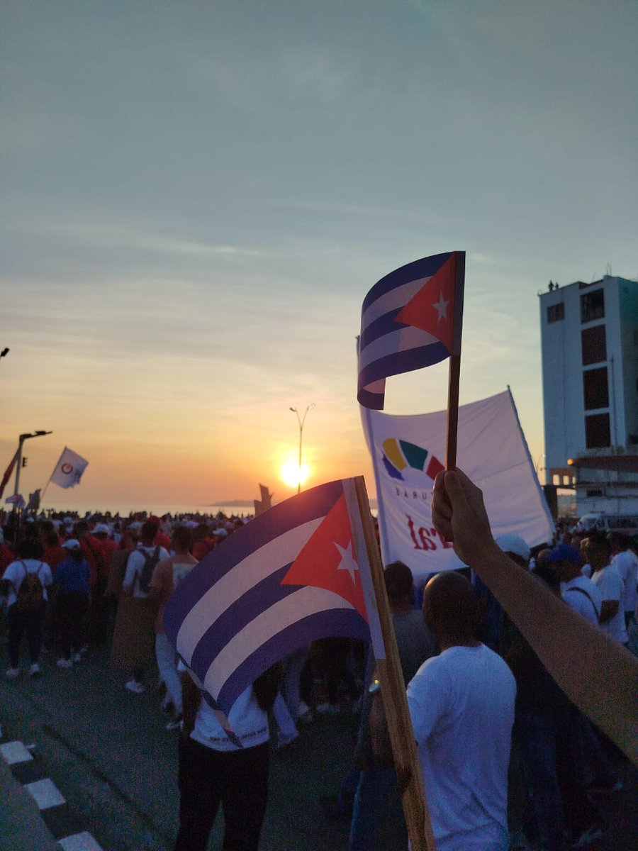 OSDE_UNE's tweet photo. 🇨🇺 Los trabajadores eléctricos hoy abrazamos a la patria. Más unidos que nunca y convencidos de que venceremos. Inspirados por la soberanía y la Paz.
#UniónEléctrica 
#LaPatriaSeDefiende 
#1deMayo https://t.co/cXHWkjPihn