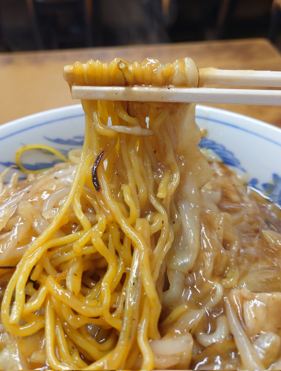 matsukaze2011's tweet photo. 北華飯店 東支店(札幌市東区)
「チャーメン(大盛)」

行列のできるノスタルジックな町中華。
「チャーメン」は、こちらの店ではあんかけ焼きそば。
麺の上にかかる餡は醤油味。
餡の具材は、豚肉、白菜、玉ねぎ、もやし。
大盛を注文すると丼で提供される。
口内火傷注意の人気メニュー。 https://t.co/NwrmtBKALS
