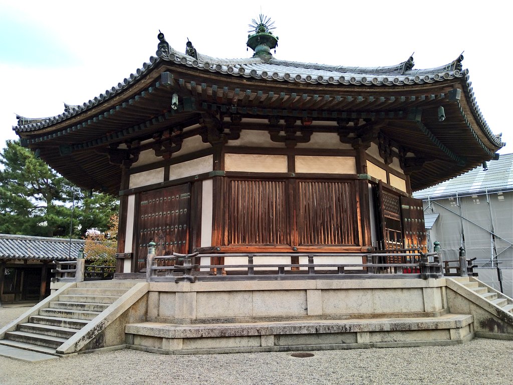 八角円堂は、高貴な方の供養のための廟なのだとか。興福寺の北円堂（藤原不比等）、南円堂（藤原内麻呂）、榮山寺の八角円堂（藤原武智麻呂）、法隆寺の夢殿（聖徳太子）。奈良時代八角円堂カルテット。