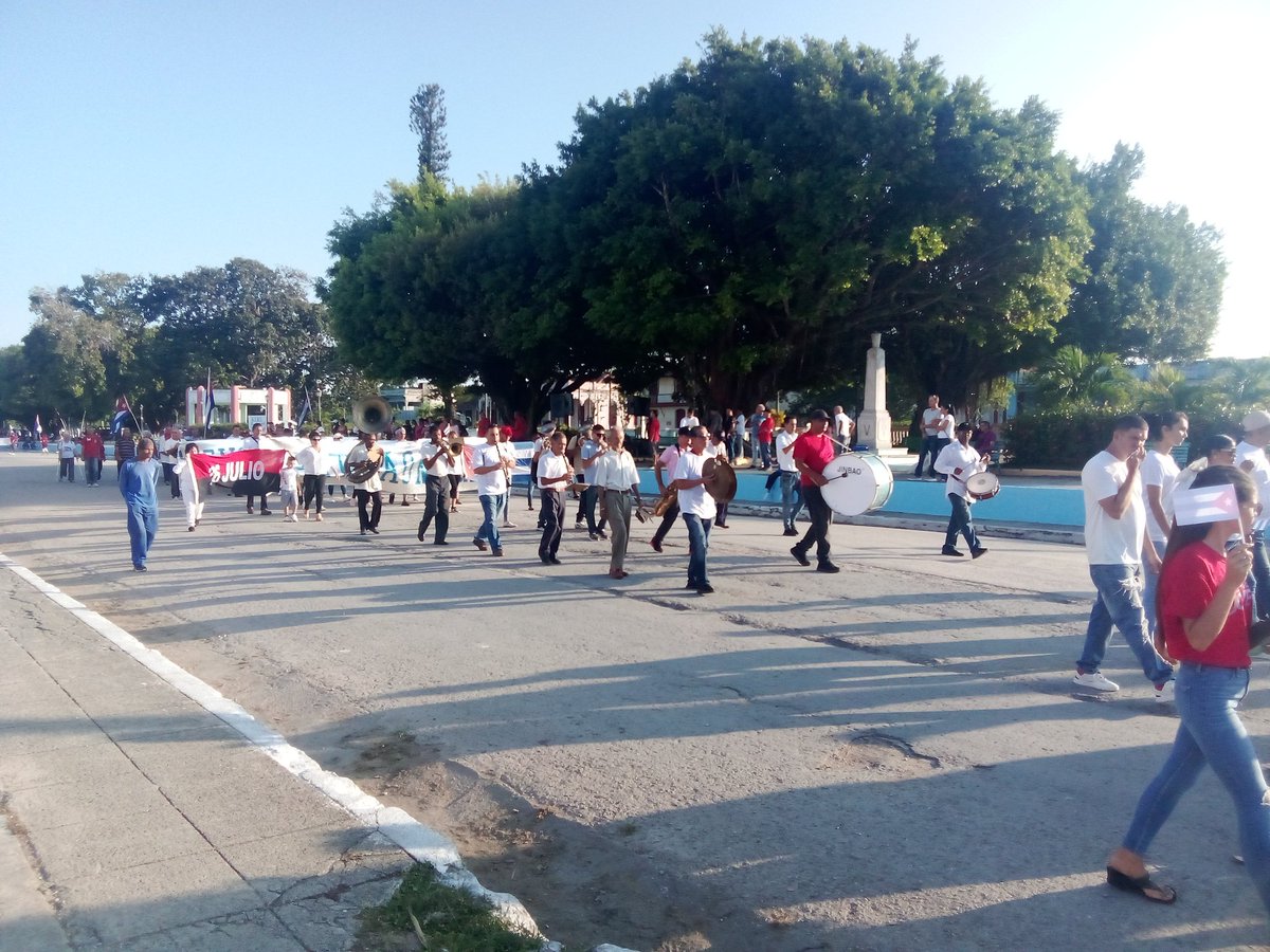 Cultura #Camajuaní
Irrumpe en el escenario camajuanense la Banda Municipal de Conciertos quien abre este Maravilloso desfile por el 1ero de mayo. Viva la Revolución cubana.