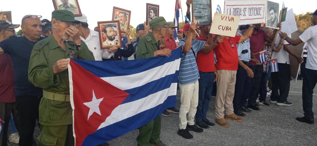 ahoracu's tweet photo. 🇨🇺 Los holguineros en la Plaza de la Revolución festejando el #1Mayo con la familia. 
Somos un pueblo de paz.

#LaPatriaSeDefiende
#HonorHolguinero https://t.co/CMrXlPAkXn