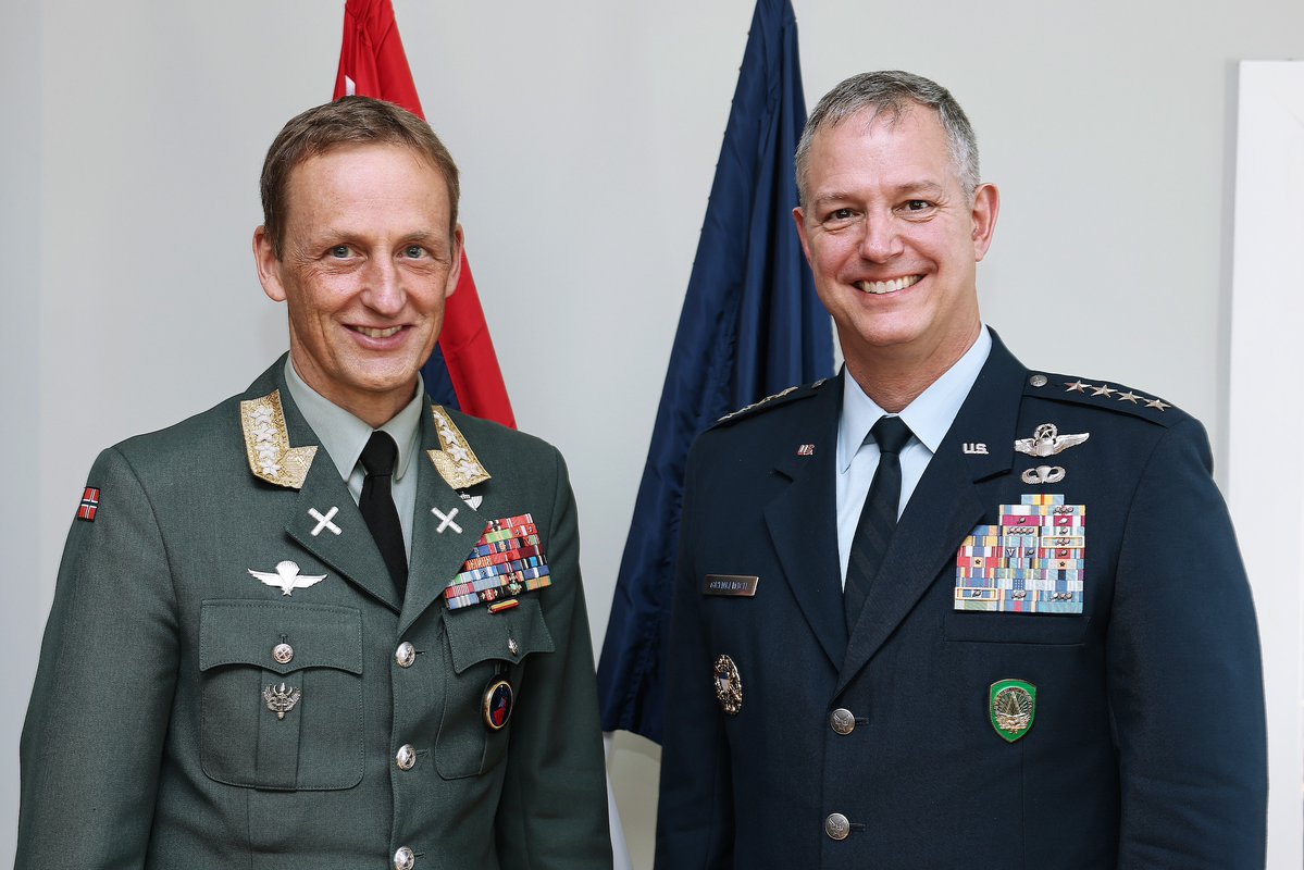 Forsvaret_no's tweet image. U.S. Gen. Alexus G. Grynkewich and commander @SHAPE_NATO praises Norway’s defence buildup, calling it vital to NATO’s role in the Arctic. He highlights NOR as “NATO’s eyes and ears” and urges greater European responsibility for security. 🇳🇴🤝🇺🇸 #NATO #WeAreNATO #ArcticSentry
