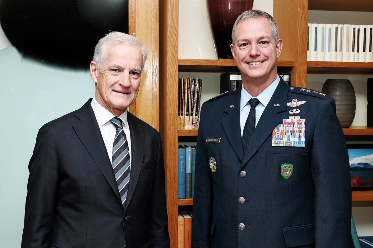 Forsvaret_no's tweet image. U.S. Gen. Alexus G. Grynkewich and commander @SHAPE_NATO praises Norway’s defence buildup, calling it vital to NATO’s role in the Arctic. He highlights NOR as “NATO’s eyes and ears” and urges greater European responsibility for security. 🇳🇴🤝🇺🇸 #NATO #WeAreNATO #ArcticSentry