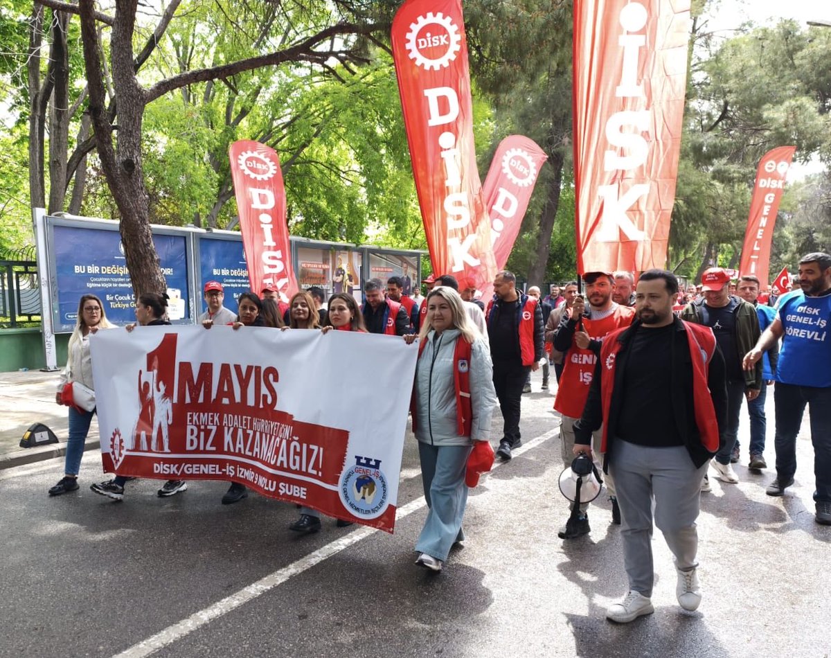 Diskgenelis9's tweet photo. 1 Mayıs’ta alanlardayız! ✊
 
Emeğin sömürülmediği, herkesin güvenceli çalıştığı, insanca yaşayabildiği bir düzen için mücadelemizi sürdürüyoruz.
 Ekmek, adalet ve hürriyet talebimizden vazgeçmiyoruz!
  Birlikteyiz, kararlıyız, kazanacağız.
 
9 NOLU ŞUBE YÖNETİM KURULU https://t.co/L2nDRpFIuC