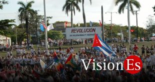 Otra vez el pueblo de la cabecera provincial desfila ante la plaza de la Revolución Mayor General Serafín Sánchez Valdivia.
#SanctiSpíritusEnMarcha #1Mayo #LaPatriaSeDefiende .