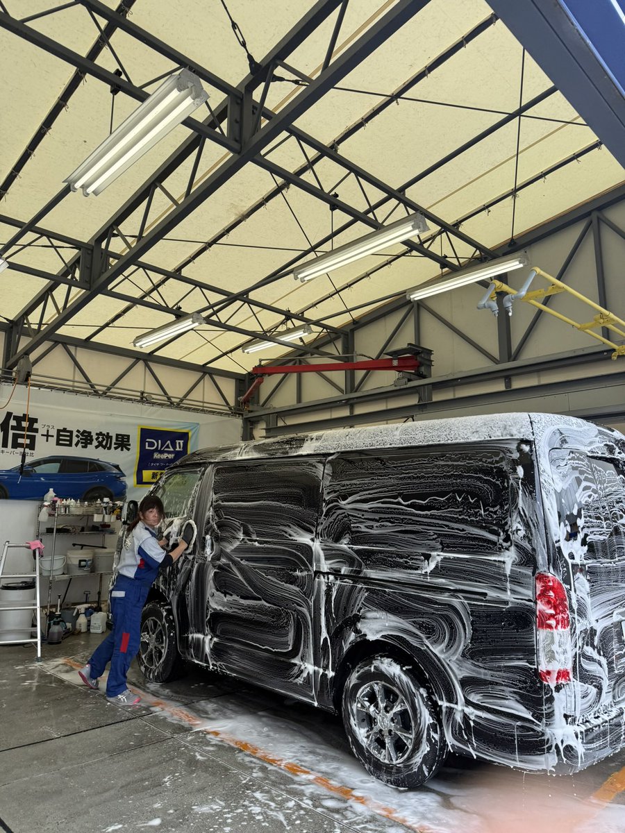 Hisaki47's tweet photo. 1日に1台のコーティング予約が入るか入らないかという頃と比べると、今では信じられないほど多くのお客さまにご来店いただけるようになりました。本当に、心からうれしく思っています。皆さまへの感謝の気持ちは、あの頃も今も、まったく変わりません。

スタッフの数も増え、ほとんどのご予約をお受けできるようになりました。

一つだけ、どうしてもできなくなってしまったことがあります。それは、毎日お客さまのお車をきれいにした記録と感謝の気持ちをつづるブログです。お一人おひとりのために毎日書いていたブログも、1日に5台・10台とコーティングをこなすようになると、どうしても追いつかなくなってしまいました。

本来であれば、今まで通りすべてのお客さまに直接感謝をお伝えするのが筋だと思っています。現在はその気持ちを、インスタグラムのストーリーズに込めてお返しするようにしています。

私・社長が直接関わらせていただいたお車や、スタッフから詳しい施工内容を聞き取れた際には、ホームページやインスタグラムの投稿でご紹介しています。ぜひのぞいてみてください。

https://t.co/GHTUawFfpQ