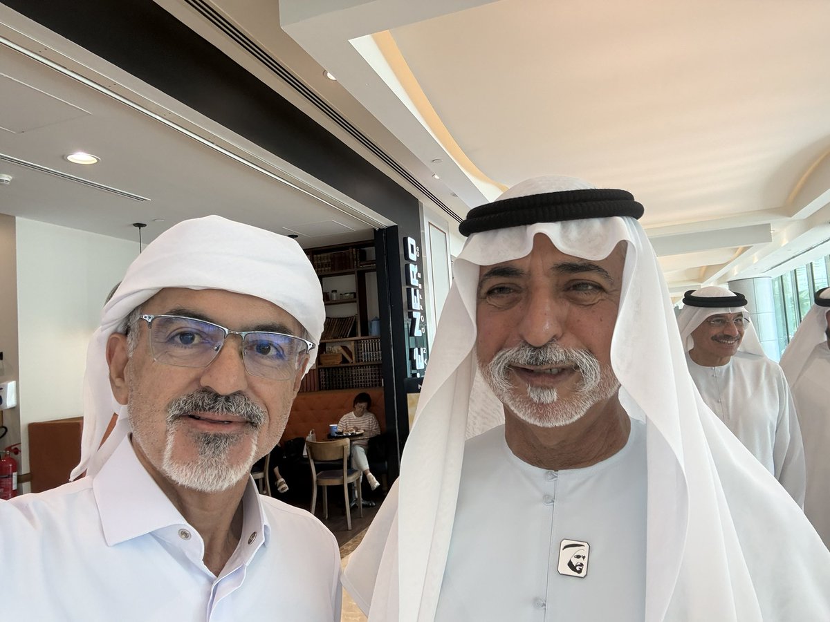 alawar_uae's tweet photo. صورتي مع بو سعيد الشخصية الاماراتية الانسانية النادرة.
لمن لا يعرف عنه، قمة في التواضع والانسانية، يعزي كل من يعرفه، يلبي دعوة كل من يدعوه، كان يرعى والده رحمة الله عليه شخصيا، يجالسه ويقرأ الكتب له ويأخذه في جولات، في وقت فراغه يزور المستشفيات بحثا عن الحالات الصعبة لمتابعة الحالة العلاجية لهم حتى الشفاء، اتمنى ابني إلي سميته على سموه يكون ان شاء الله بار بوالده والناس مثله.
#الامارات #ابوظبي #دبي
