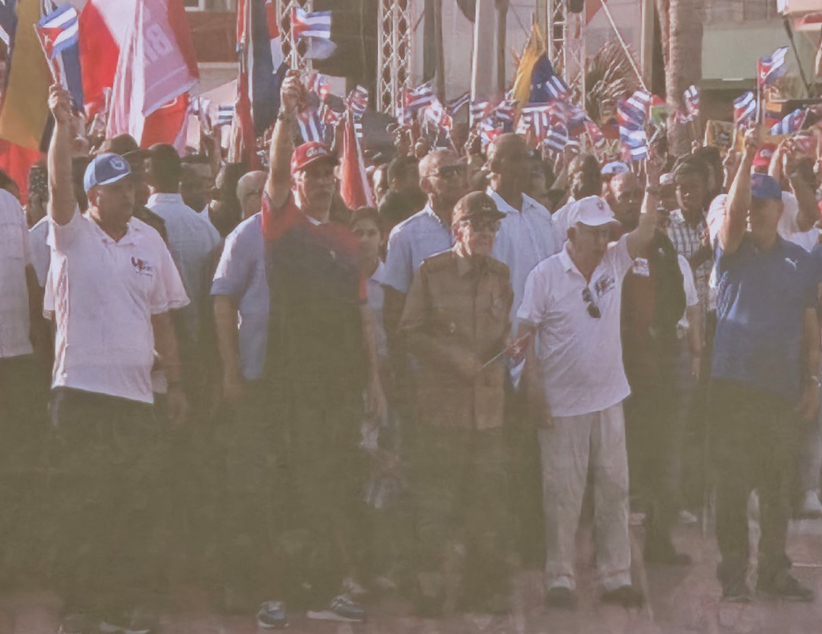 LuisMorlote's tweet photo. El pueblo de #Cuba en sus calles y plazas este #1DeMayo porque la #PatriaSeDefiende.
Junto al General de Ejército Raúl Castro Ruz y al Primer Secretario del @PartidoPCC @DiazCanelB, más de medio millón de habaneros dicen presente en la Tribuna Antiimperialista José Martí. https://t.co/hjGf6iBnTe
