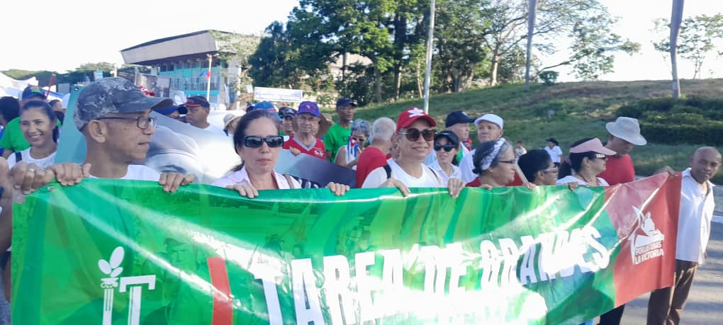Mercan_LTU's tweet photo. Este 1ro de Mayo, los cubanos salimos a la calle no solo a celebrar, sino a desafiar el genocida bloqueo de EE.UU. Ni 60 años de criminal cerco han podido con la dignidad de un pueblo que prefiere morir de pie que vivir de rodillas. #LaPatriaSeDefiende
#PorLasTunasLaVictoria https://t.co/SrVmR5kLif