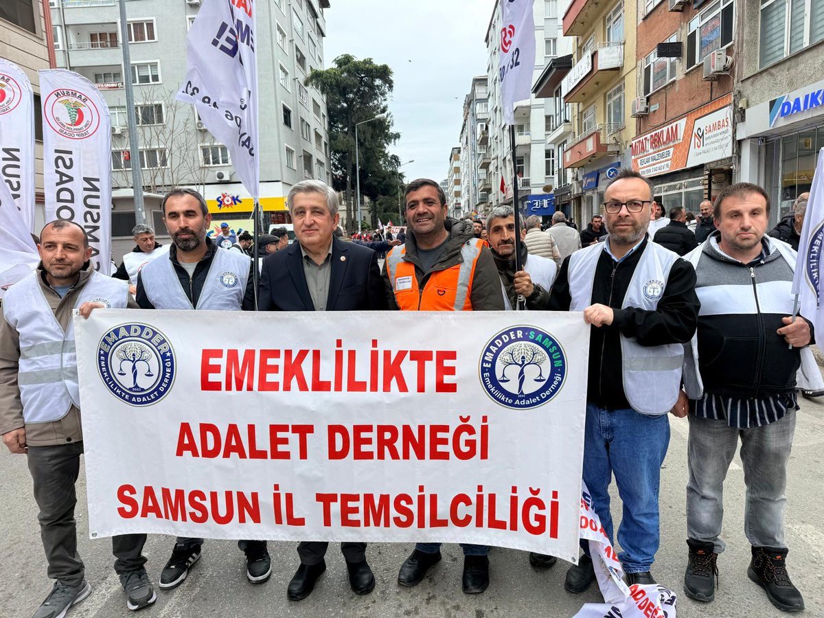 Emeğin bayramında, emeklilikte adalet için de mücadele kararlılığımızı haykırıyoruz...!
Emeklilikte Adalet Derneği Samsun İl Temsilciliği'ndeki değerli dostlarımıza, emek ve hak hırsızlarına karşı yürüttükleri bu onurlu direniş ve şahsıma takdim ettikleri dayanışma plaketi için
