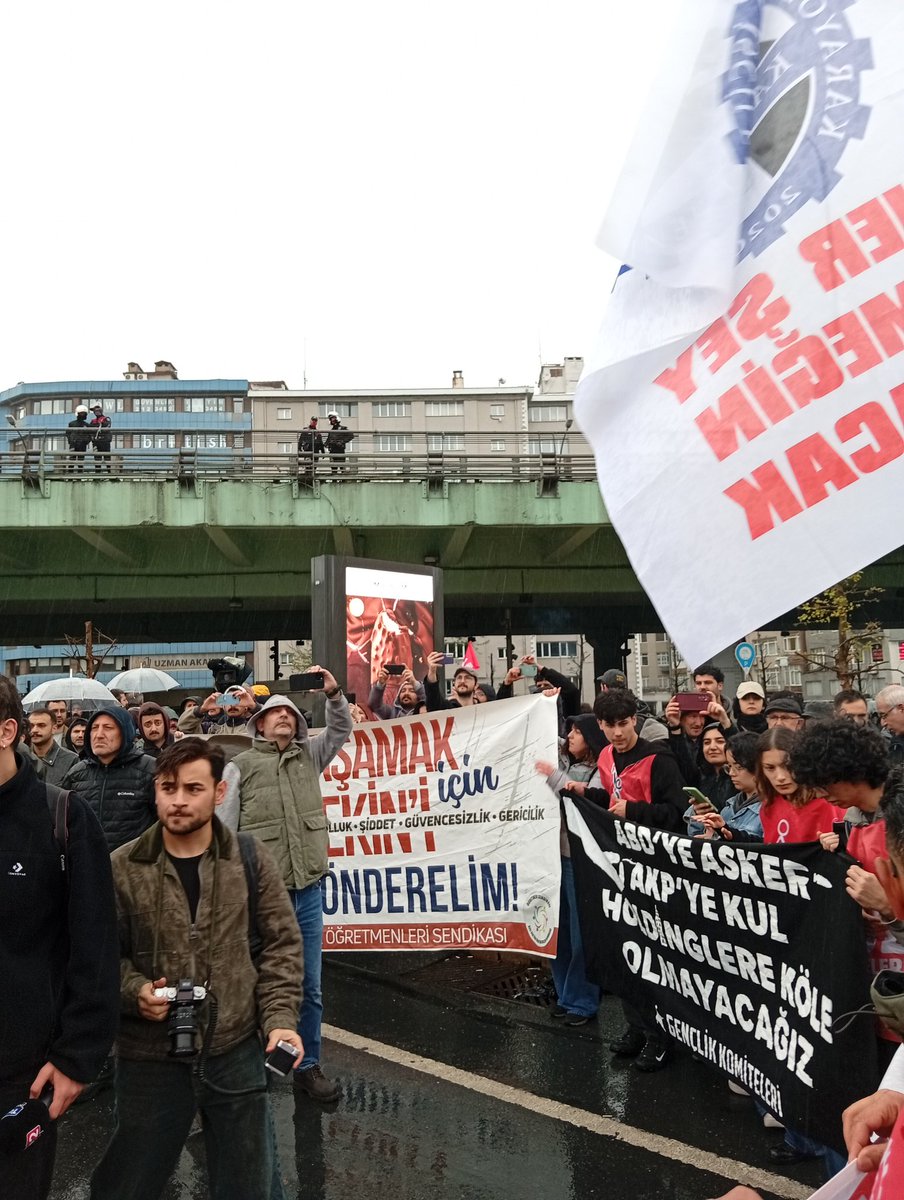 Açıklama|

Mücadelemiz Büyüyor! Durduramazlar! 

Sendikamızın çağrısına karşılık veren binlerce eğitim emekçisi, sendika kortejlerimizde buluştu. Memleketin dört bir yanında sendika pankartının arkasında yürüyüş kolu oluşturan sendikalılar, büyük bir coşku ile şu çağrıyı
