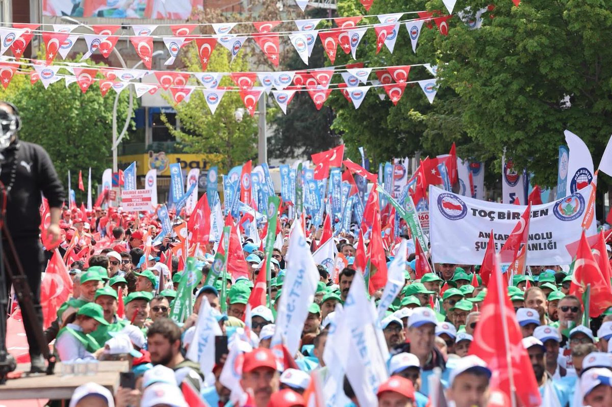memursenengkom's tweet photo. Memur-Sen Engelliler Komisyonu olarak, 1 Mayıs Emek ve Dayanışma Günü’nde Çorum Saat Kulesi Meydanı’ndaki yerimizi aldık. "Paylaşımda Adalet, Dünyada Barış" şiarıyla binlerce üyemizle omuz omuza vererek meydanları  doldurduk.
Genel Başkanımız @_aliyalcin_  , meydanda yaptığı tarihi konuşmada sömürü düzenine karşı net bir duruş sergileyerek; "Adil bir dünya, müreffeh ve güçlü bir Türkiye için çalışmaya, üretmeye, mücadele etmeye devam edeceğiz. Siyonizme, emperyalizme ve kapitalizme karşı Hak, Emek, Adalet demeyi sürdüreceğiz" vurgusunda bulundu. Gazze’den Doğu Türkistan’a kadar tüm mazlumların sesi olan Genel Başkanımız, adaleti ve hakikati savunan tüm emekçileri selamladı.
Engelliler Komisyonu olarak bizler de bu vizyonun bir parçasıyız. Engelsiz bir çalışma hayatı ve tam erişilebilir bir dünya için emeği aziz bilenlerle birlikte haykırıyoruz: Adalet ve hakikat hakkımızdır! Al bayrağımızdan aldığımız güç ve Memur-Sen’in sarsılmaz birliğiyle destanlar yazmaya, engelleri mücadelemizle aşmaya devam edeceğiz.
#1MayıstaÇorumdayız
#PaylaşımdaAdaletDünyadaBarış
 @MemurSenKonf @AhmetDonmez_18 @Leventusl