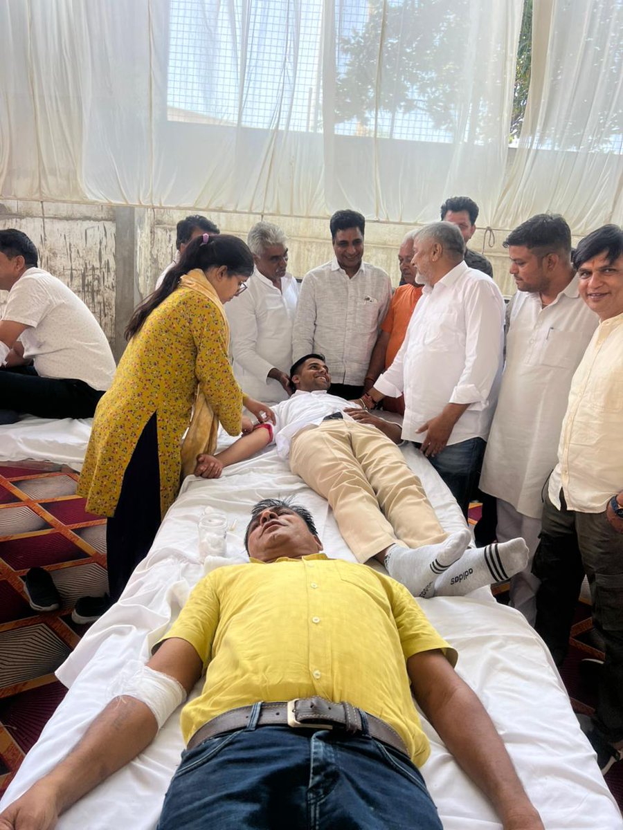 🩸 मजदूर दिवस के पावन अवसर पर भीलवाड़ा मजदूर संघ द्वारा आयोजित
"विशाल रक्तदान शिविर" में
भाजपा जिला महामंत्री श्री <a href="/iavinashjeengar/">Advocate Avinash Jeengar</a> जी के साथ शिरकत की।

🙏 इस पुनीत कार्य में शामिल होकर मानव सेवा का सौभाग्य प्राप्त हुआ।

❤️ रक्तदान सच में महादान है—यह किसी की ज़िंदगी बचा सकता है।