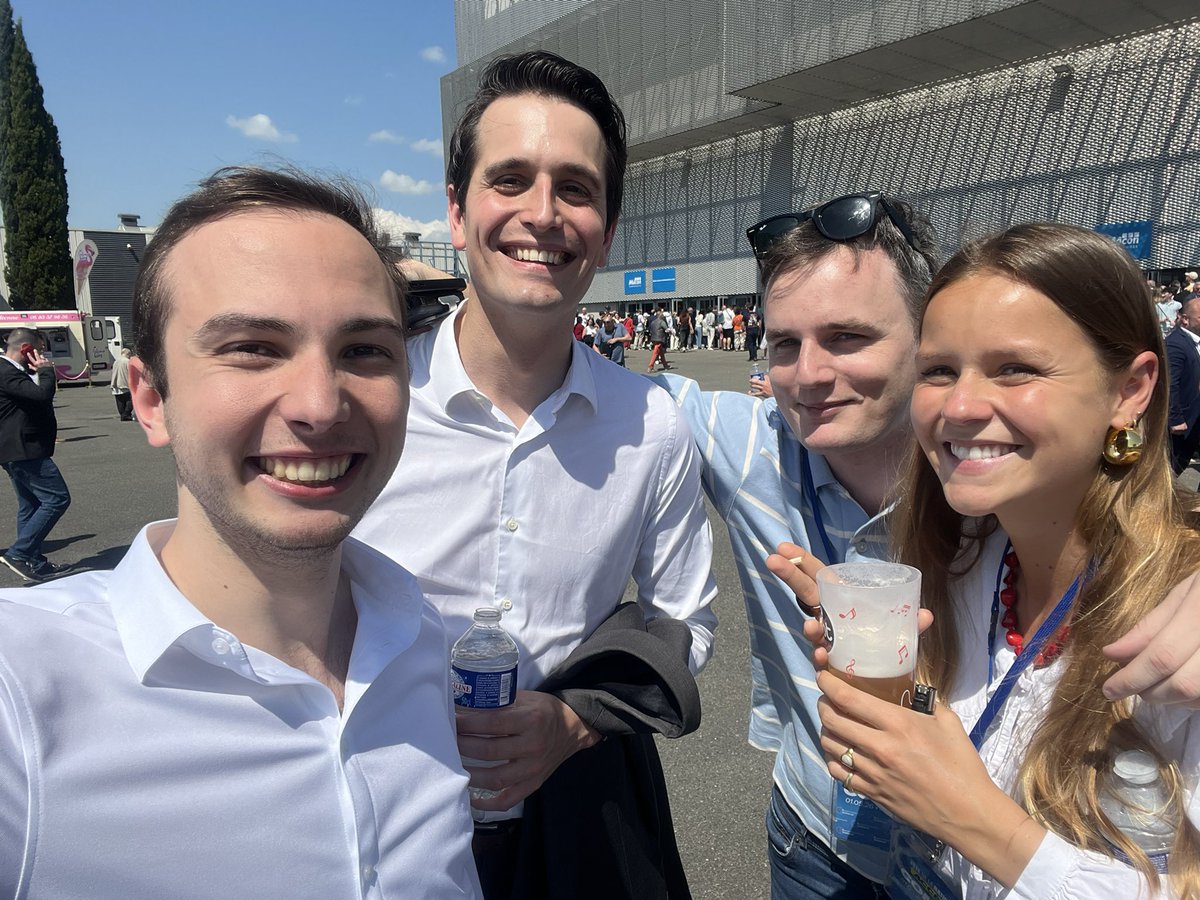 J_Verbeken's tweet photo. 1e mai, fête du Travail et de la Nation, l’occasion de retrouver les camarades de Paris et de toute la France !

Plus qu’un parti, le Rassemblement National s’affirme comme la famille de tous les amoureux de notre pays 🇫🇷 
#FêteDeLaNation https://t.co/GEJOFcTZj1
