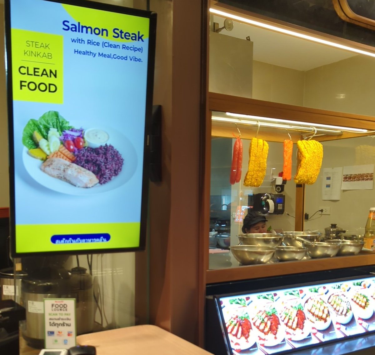 ร้านคลีนอยู่ติดกับร้านหมูกรอบเลย น่ากลัวจริงๆ