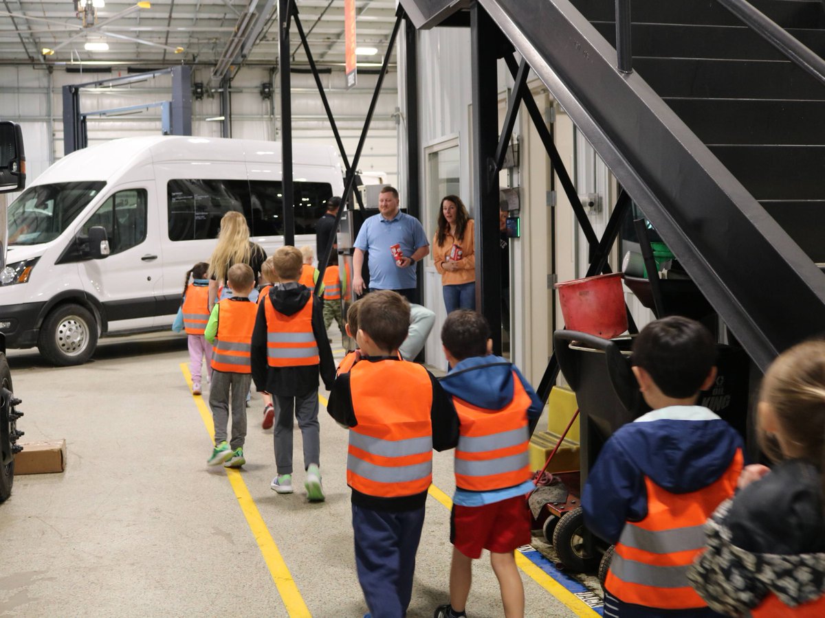 RentPremier's tweet image. We had some little visitors visit our Fort Wayne HQ this week! 
Thank you, Canterbury, for allowing us to host you and invest in the next generation of leaders. 

#onsitevisit #fieldtrip #fattruck #futureleaders #investinfutureleaders #nextgeneration #rentptr #worktruck