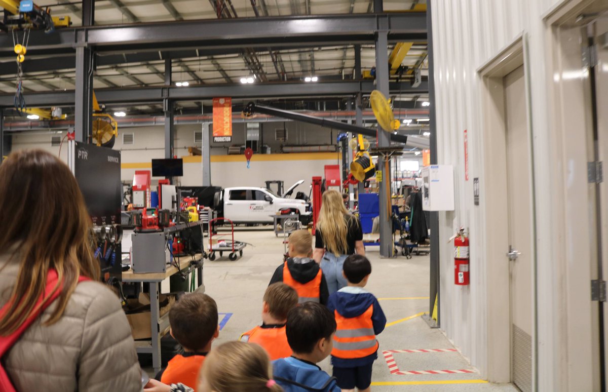 RentPremier's tweet image. We had some little visitors visit our Fort Wayne HQ this week! 
Thank you, Canterbury, for allowing us to host you and invest in the next generation of leaders. 

#onsitevisit #fieldtrip #fattruck #futureleaders #investinfutureleaders #nextgeneration #rentptr #worktruck