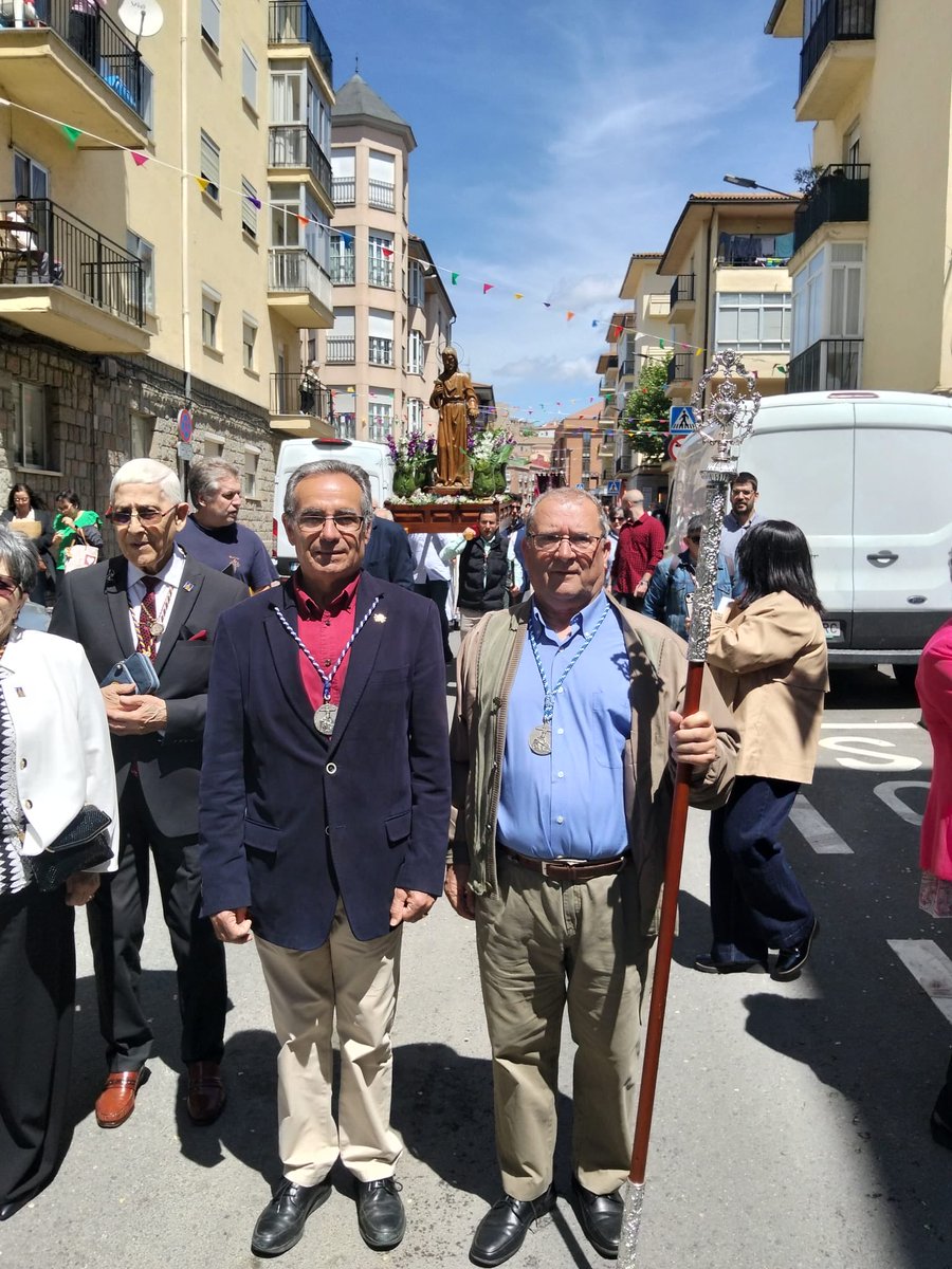 Hoy hemos acompañado a nuestros hermanos de San José Obrero en la festividad del 1 de mayo.
Juntos como unidad parroquial, juntos como familia.
<a href="/SantiagoSJoseAv/">Unidad Parroquial. Santiago-San José Obrero</a> 
💙🤍 #Angustias #SanJoséObrero #Hermandad #Ávila