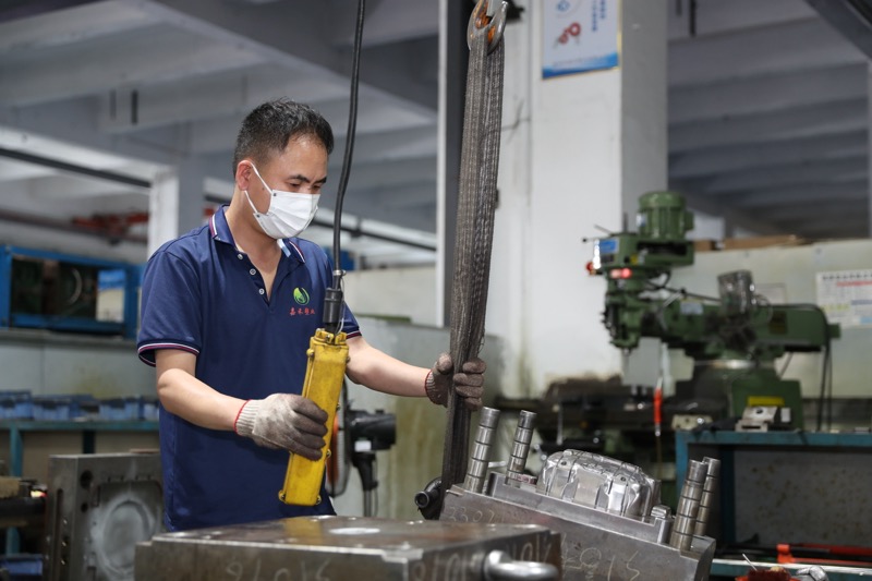 yijiang202603's tweet image. 🏭 Our skilled team &amp;amp; advanced equipment deliver high-precision molding solutions, from mold design to quality checks for global industries.#InjectionMolding #PrecisionWork #FactoryEquipment #Manufacturing #QualityFirst