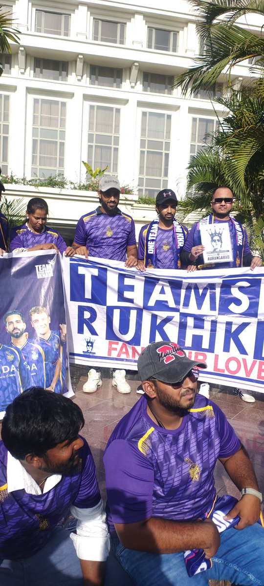 teamsrkfc's tweet photo. The unmatched energy and the unconditional love for KKR in Hyderabad 😍

@iamsrk

KKR... KKR... KKR... We love you @kkriders 💞 

#ShahRukhKhan #KKR #TeamShahRukhKhan #Hyderabad #IPL2026 https://t.co/138PxvvdVU