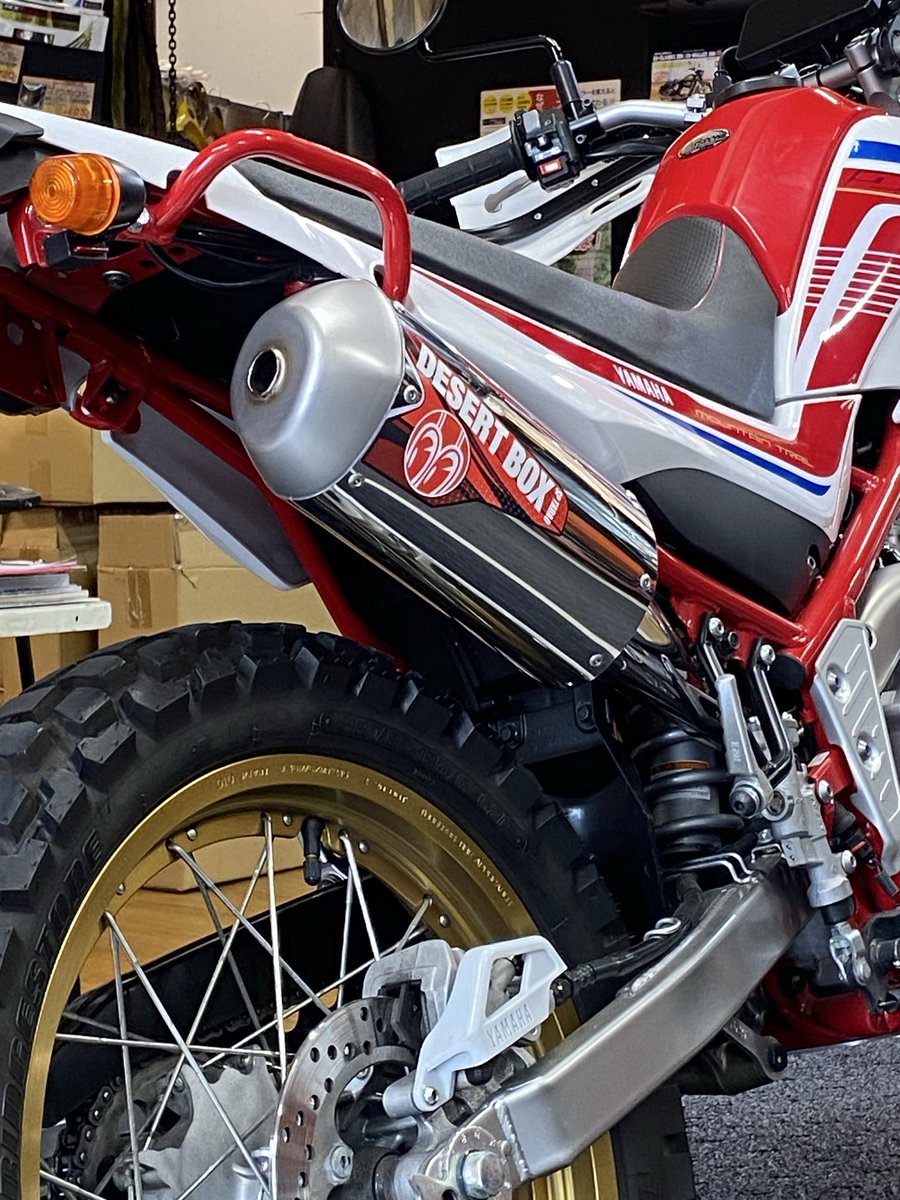 sptadao_asakusa's tweet photo. ラジオ「ライダーズ」でお馴染み堀田さんのセロー250

POWERBOXパイプで感じた
“排気量が上がったようなトルク感”

そこにDESERTBOXをプラス。

開けた瞬間の力強さと
どこまでも扱いやすい優しさ。

言葉で伝える人が選ぶ理由、
乗れば分かります。

#セロー250 #SP忠男 #DESERTBOX https://t.co/zmXL4hrFFY