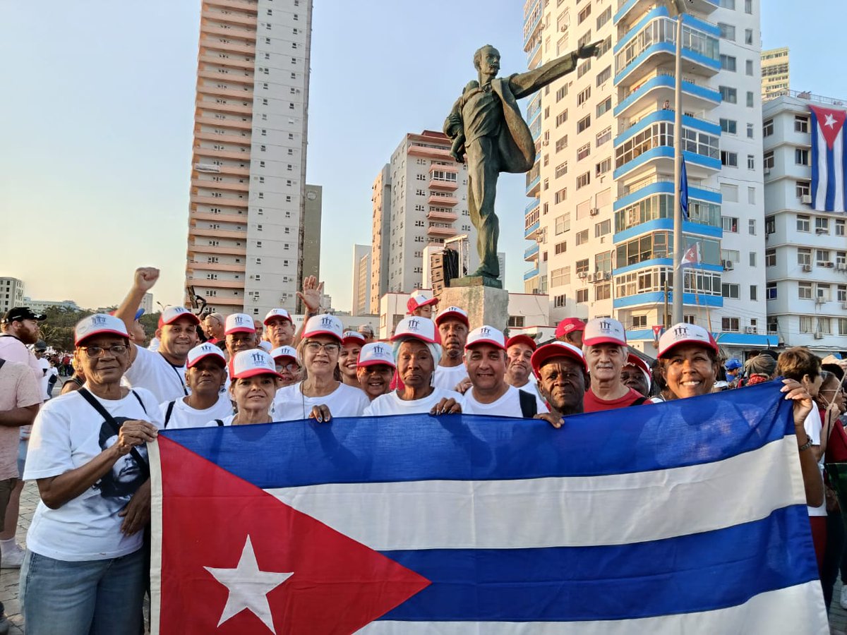 La familia de la #ONEI dice ¡Presente! este #1DeMayo 🇨🇺 Unida, comprometida y lista para seguir aportando a la construcción de una #Cuba mejor a través de nuestros #DatosPrecisos. 📊