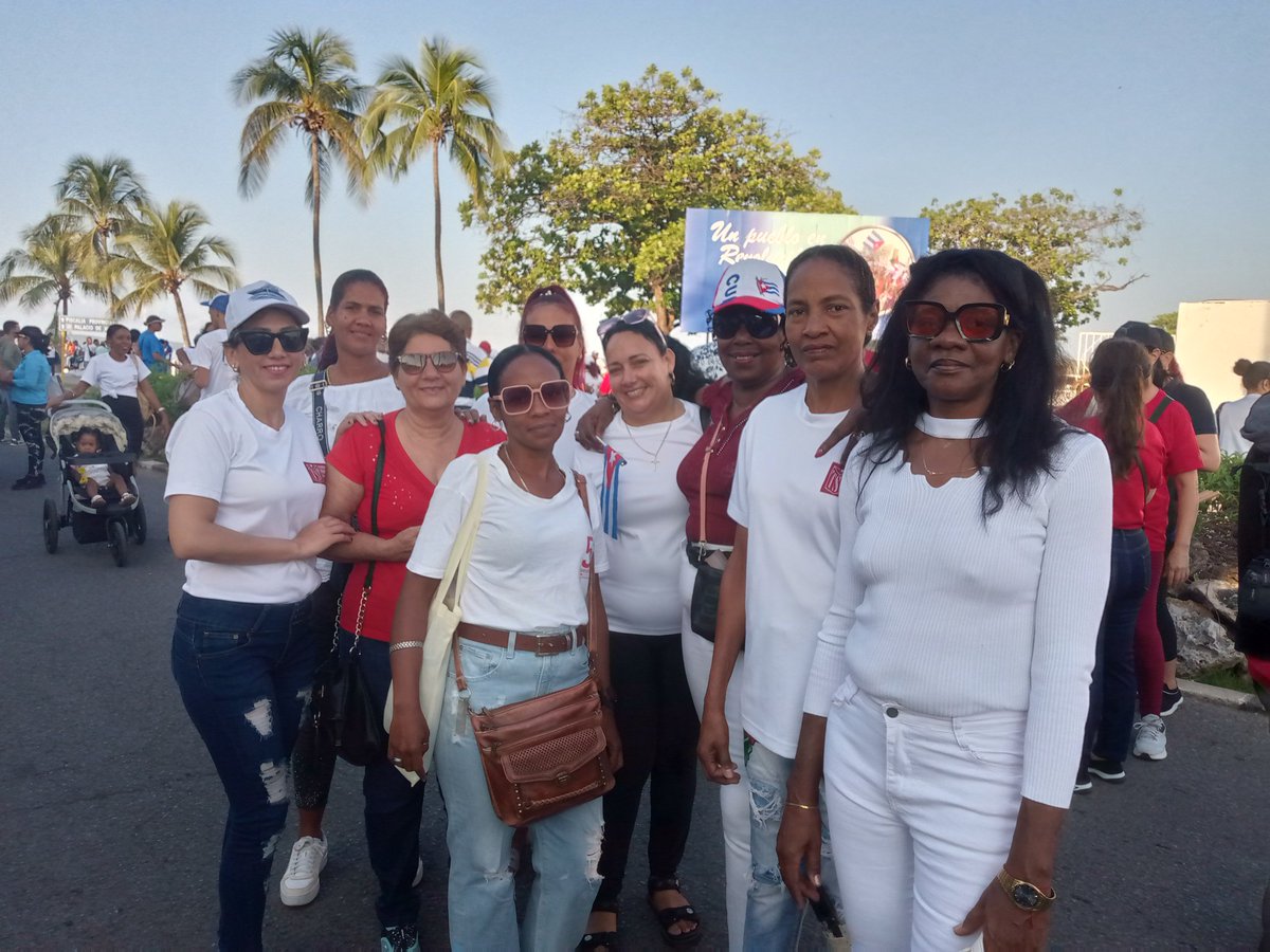 #PorUnPrimeroDeMayoUnidos
#EnDefensaDeLaPaz
#TodosALaPlaza
Los trabajadores del Sistema de Tribunales en la provincia de Cienfuegos presentes en el desfile por el Primero de Mayo, para demostrar la unidad de los cubanos y su patriotismo.
#CubaSeDefiende.
#LosTribunalesPresentes
