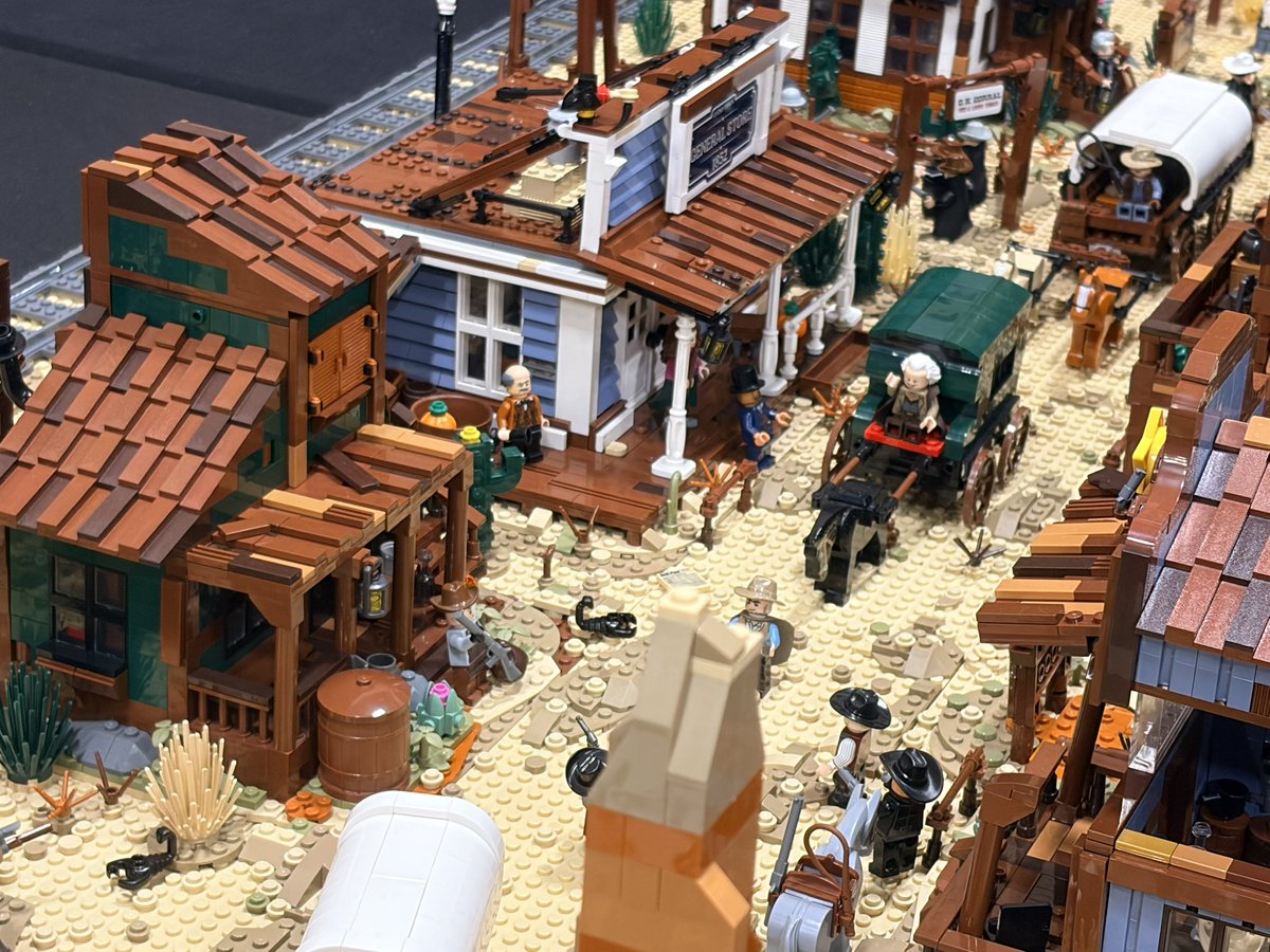 theMinifigWho's tweet image. For this week’s #funfriday - the 11th Doctor and Clara have visited the Wild West! 
Really loved @JustAPeeler ‘s Western themed build from this year’s #readingbrickshow !
❤️❤️➕🤠

#doctorwho #doctorwholego
