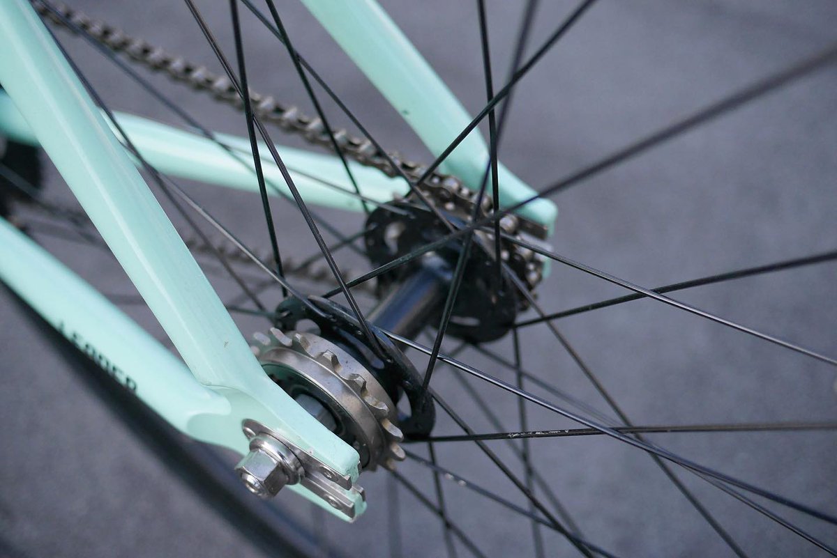 dagoavila's tweet image. Andar en bicicleta fixie se considera una filosofía de vida, más que una simple moda o medio de transporte, centrada en el minimalismo, la conexión pura con la máquina y la cultura urbana.

#FixedGear #Fixie #FixedNYC