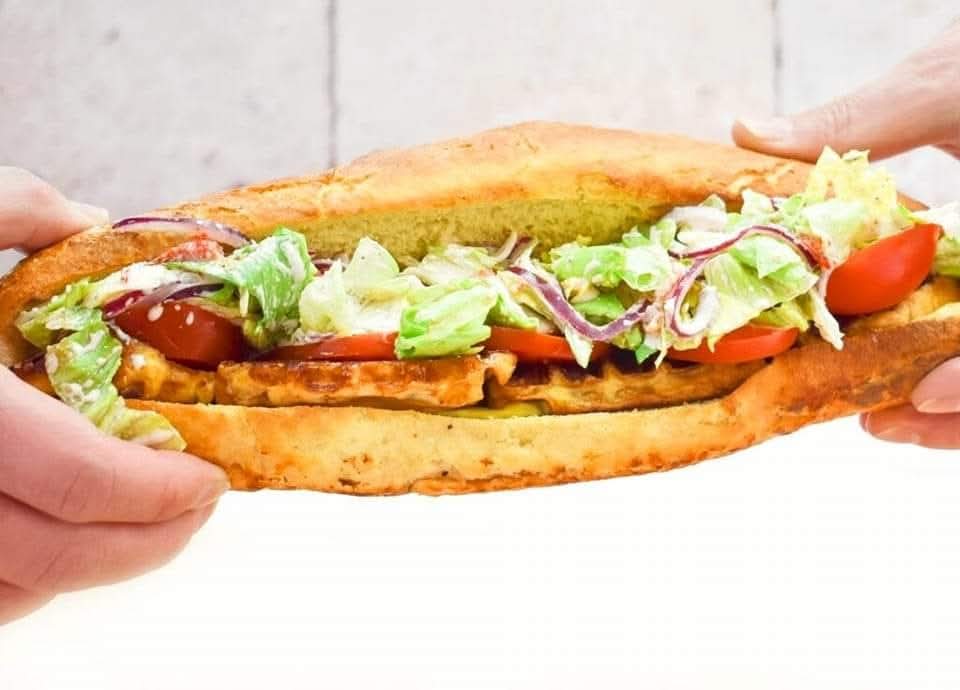 vegan_lunch_box's tweet image. Today's sandwich recipe is one of the best. Between the tasty grilled tofu, the piquant peppers in the salad and THAT dressing. My mouth is watering just thinking about it.
theveganlunchbox.co.uk/tofu-grinder-s…
#tofu #vegansandwiches #vegan