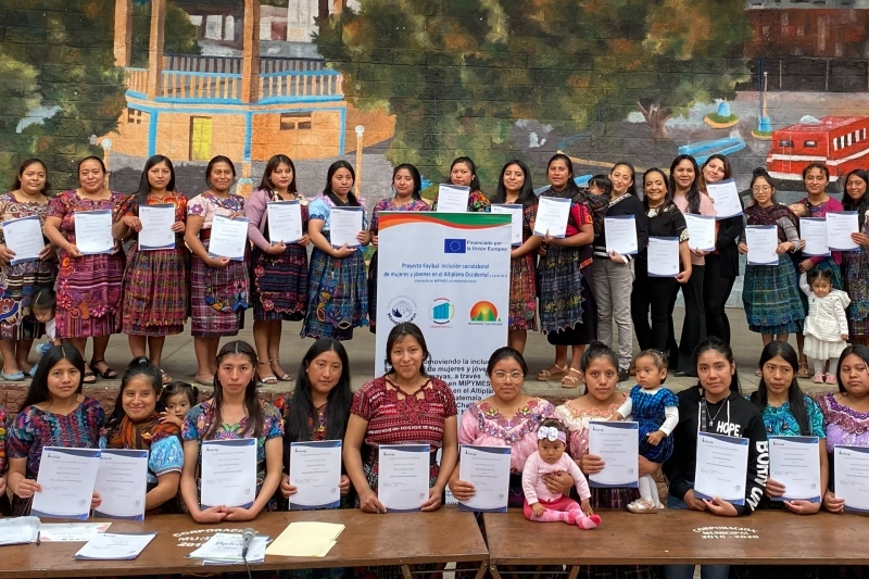 mansunides's tweet photo. ✊ En el Dia Internacional del Treball, destaquem dos projectes a #Guatemala i #Perú, els quals han transformat positivament la realitat laboral per a dones i joves en zones rurals vulnerables.

👉 https://t.co/dPA2mCBMza

🤝​ Aquestes iniciatives estan cofinançades per la UE. https://t.co/lBu0bVnY37