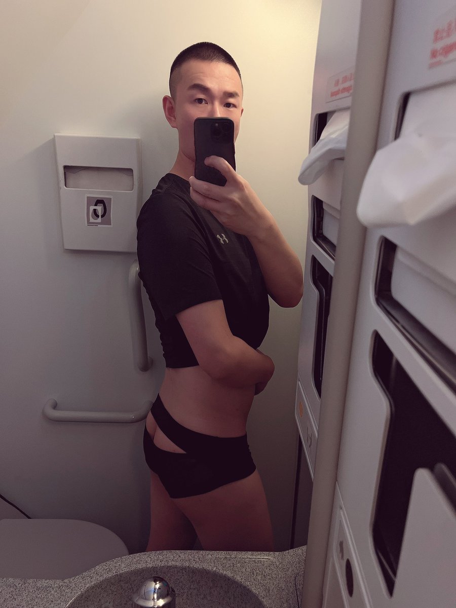 xiaobin65477's tweet photo. 嗨！机长空少，飞机坐久了✈️，不如我们进来玩一会吧？👨🏻‍❤️‍💋‍👨🏻缓解��无聊的漫漫航程💋#发骚日记 #航班 #骚狗M #无脑 #口舔 https://t.co/D1x7IFc7l0