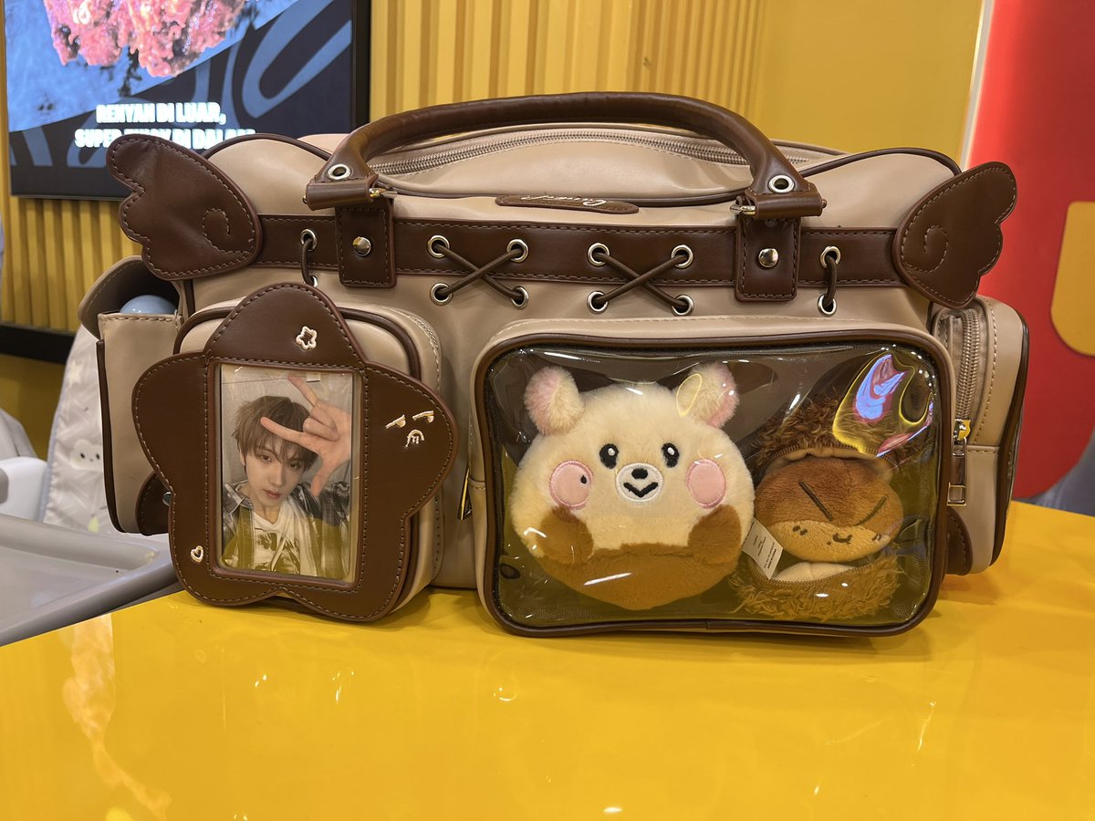 Gemes banget tasnya🥹🫶 ga tau harus bilang apa, seneng banget akhir ya bisa dapet tas ini dari hasil pencarian <a href="/howiesbear/">🧸</a> 🫶 

Best bag ever <a href="/ParkJiSungBar/">ParkJiSungBar</a> 🤎
He is sooo big btw🥹