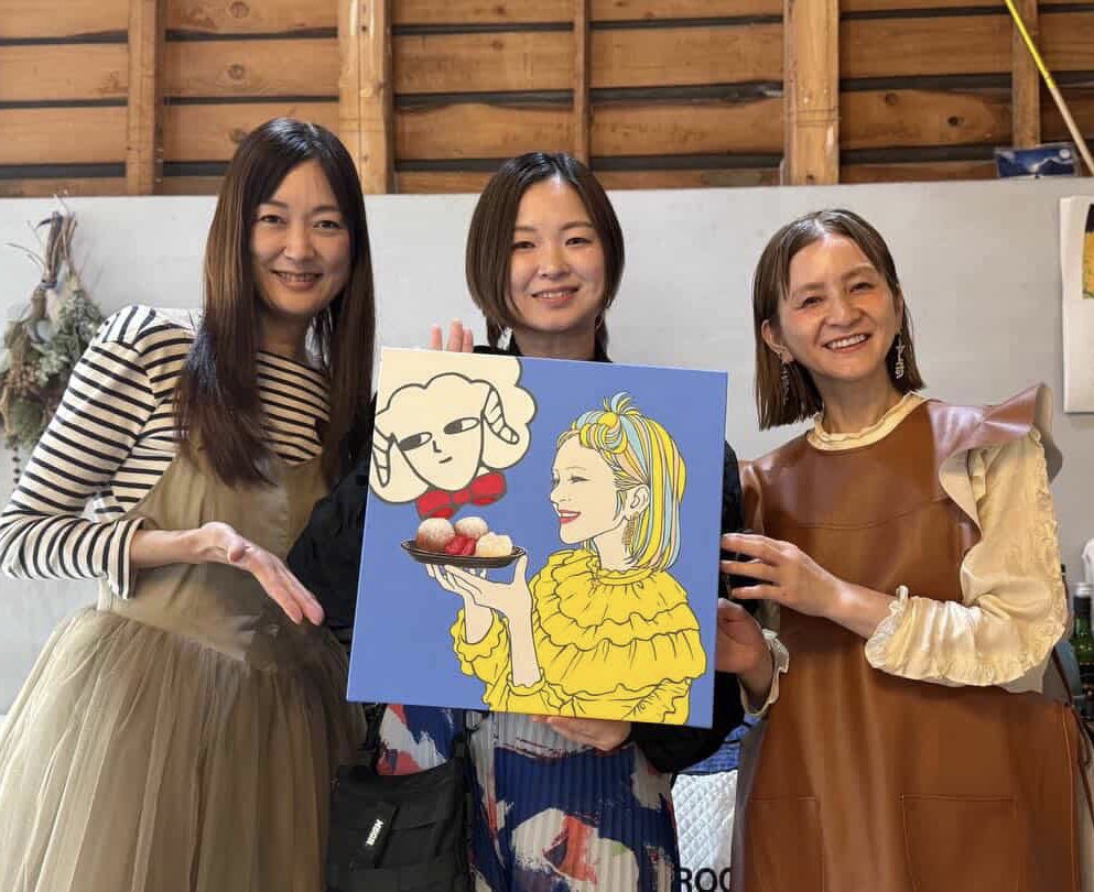 tomokofrais's tweet photo. 『食べる女子シリーズ』を描いてあるアーティストの大森かずえさんが、斉藤ふみさんをモデルにした作品を創られました🖌️ふみさんの素敵さと、このシリーズの素晴らしさが溢れた作品

完成した作品をふみさんのsheepmancafe に展示されていたので、かずえさんと待ち合わせてスリーショットが叶いました https://t.co/ZhAGHAOBwy