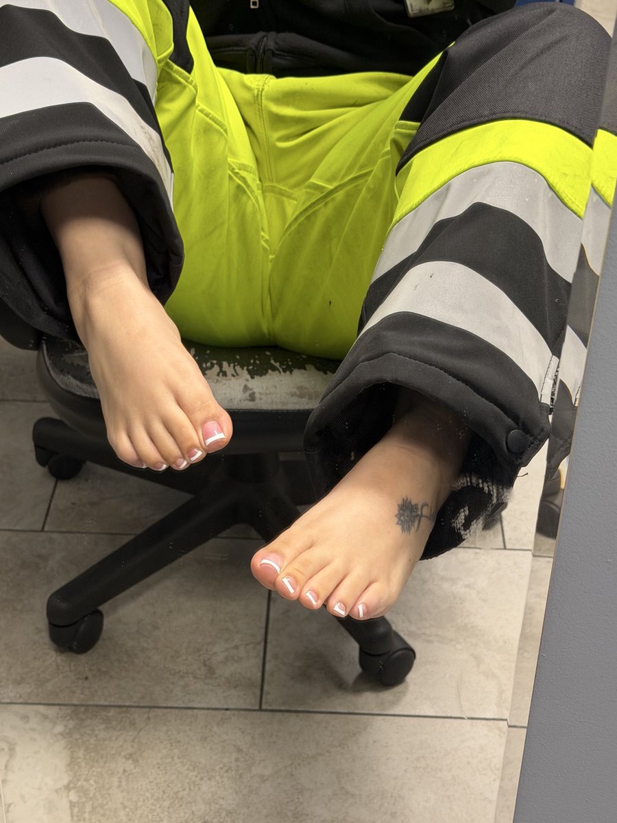 FeetLuxuryy tweet media
