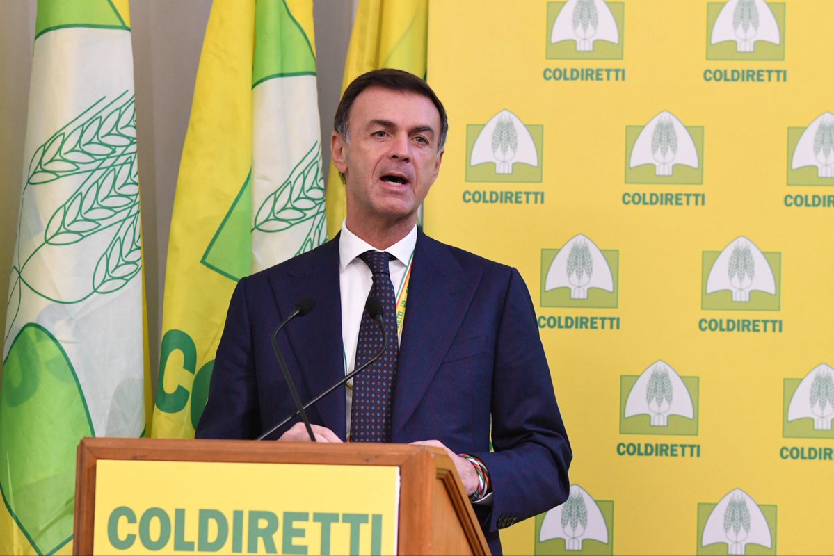 WineNewsIt's tweet image. “#Cocktails ed #energydrink favoriti dalla #demonizzazione del #vino, questo è l’effetto sulla salute”. Tra #healthwarnings, #ItalianSounding e visione strategica dell’#Ue sul #compartoagricolo, a WineNews, il presidente @Coldiretti, #EttorePrandini, winenews.it/it/cocktails-e…