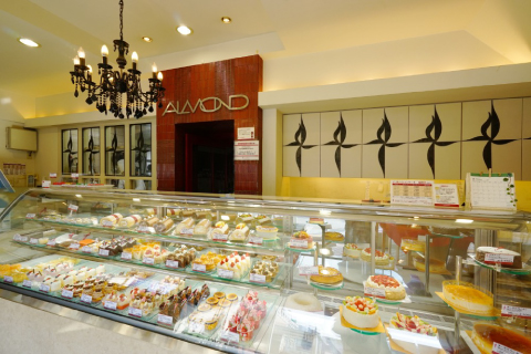 OsakaPoint's tweet photo. Osaka Pointが貯まる・使える‼️
新しいお店が仲間入り✨

ケーキハウスALMOND 駅前店
https://t.co/kWhfq9b4Rh
Osaka Metro 御堂筋線 昭和町駅 3号出口 徒歩約1分

いちごのショートケーキやモンブラン、レアチーズなど、季節の素材を活かした色とりどりのケーキが並び、訪れるたびにワクワクするラインナップは手土産や自分へのご褒美にもぴったり。

※お店によってポイント利用・付与条件が異なります。