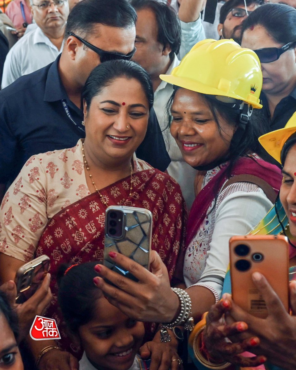 aajtak's tweet image. अंतरराष्ट्रीय मजदूर दिवस के अवसर पर आयोजित श्रम सम्मान समारोह में दिल्ली की मुख्यमंत्री Rekha Gupta ने महिलाओं के साथ सेल्फी ली.

#Delhi #LabourDay #RekhaGupta #ATPhotoblog #AajTakSocial