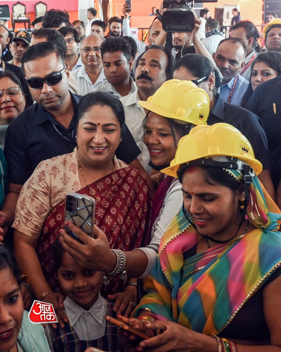 aajtak's tweet image. अंतरराष्ट्रीय मजदूर दिवस के अवसर पर आयोजित श्रम सम्मान समारोह में दिल्ली की मुख्यमंत्री Rekha Gupta ने महिलाओं के साथ सेल्फी ली.

#Delhi #LabourDay #RekhaGupta #ATPhotoblog #AajTakSocial