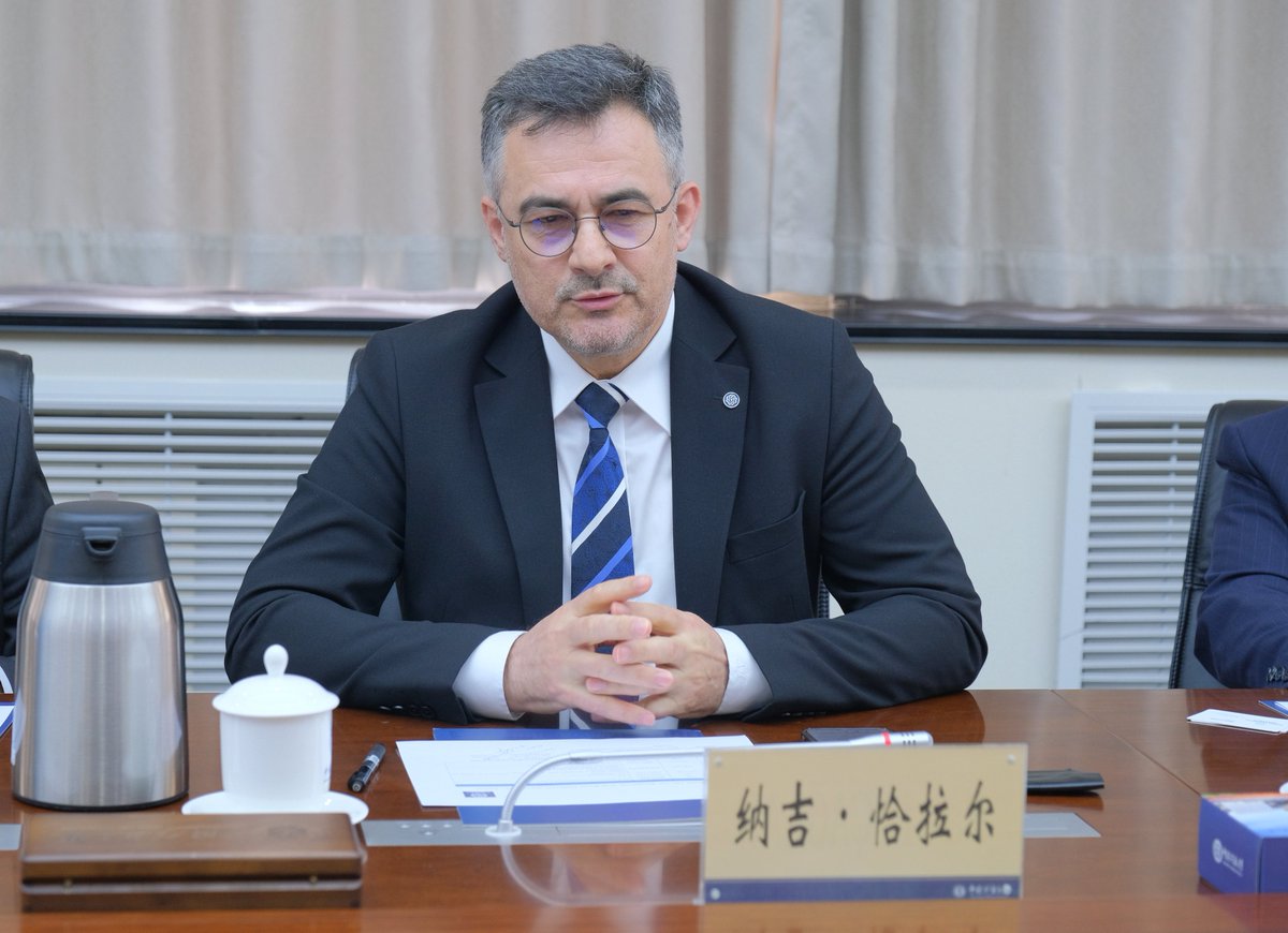 ancaglar's tweet photo. Çin’de gerçekleştirdiğimiz ziyaret kapsamında China University of Mining and Technology başkanı ve yönetimi ile bir araya gelmekten büyük memnuniyet duyduk. Bursa Teknik Üniversitesi olarak bilimsel üretim gücümüzü uluslararası iş birlikleriyle daha da ileri taşımaya kararlıyız.

Gerçekleştirdiğimiz görüşmelerde; ortak araştırma projeleri geliştirilmesi, akademisyen ve öğrenci değişim programlarının artırılması, doktora tezlerinde eş danışmanlık imkanlarının oluşturulması ve araştırma altyapılarının karşılıklı kullanımı gibi birçok önemli başlıkta verimli değerlendirmelerde bulunduk.

Mühendislik ve teknik bilimler alanındaki güçlü altyapılarımızı bir araya getirerek, hem ülkelerimize hem de küresel bilim dünyasına katkı sağlayacak somut adımlar atma konusunda ortak bir vizyon ortaya koyduk.

Türkiye ve Çin arasındaki akademik iş birliğinin güçlenerek artacağına yürekten inanıyor, bu verimli temasların kalıcı ve etkili projelere dönüşmesini temenni ediyorum.
