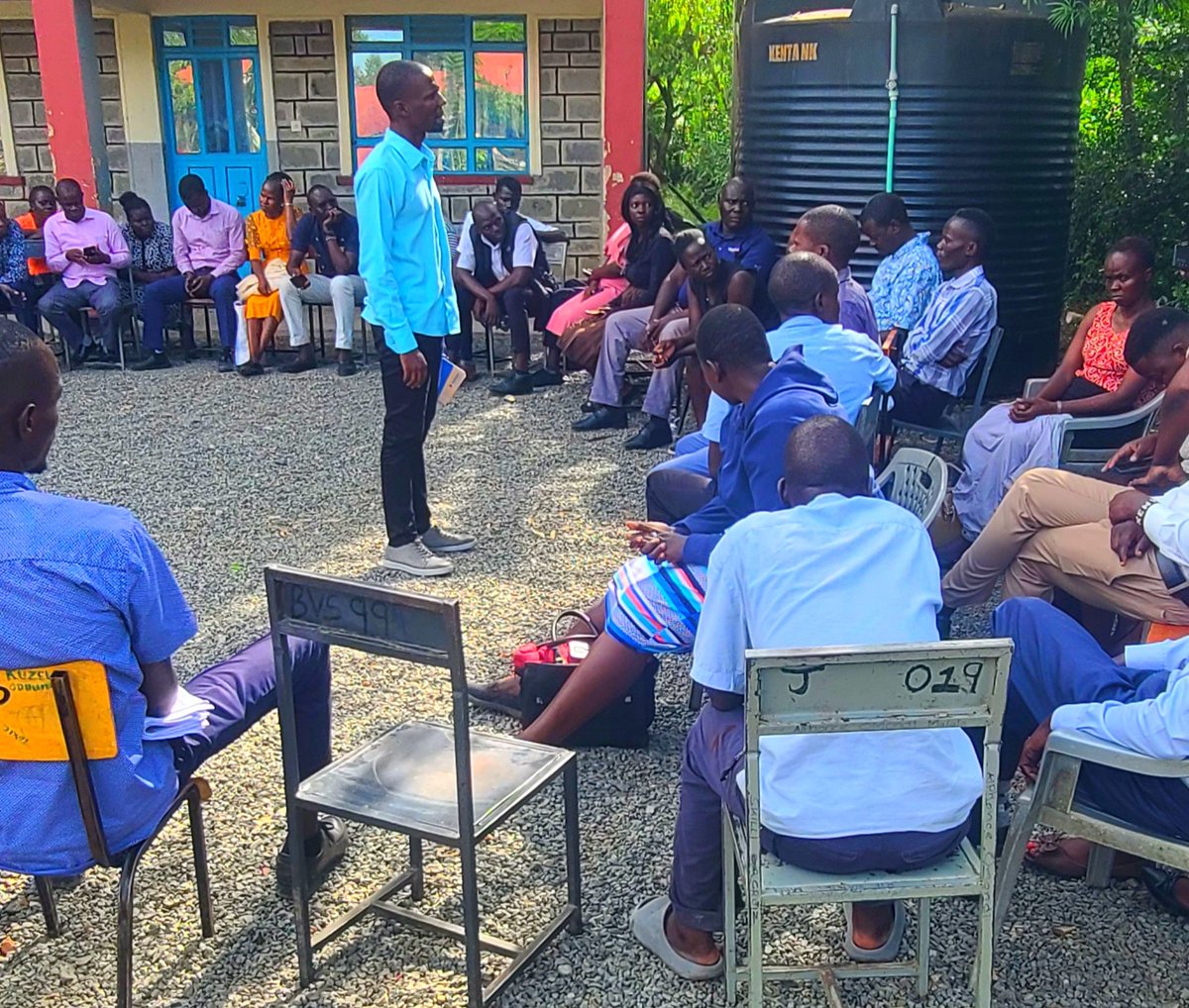 SimiyuPeterOuma's tweet photo. Yesterday, I met a section of teachers in Nyando Constituency. We had an honest discussion on the issues affecting them — , welfare, and school conditions. Teacher morale is more important than curriculum, technology, and programs. 
#Formnikujituma 
#Nyando Manyien https://t.co/RyjKJOGNmK