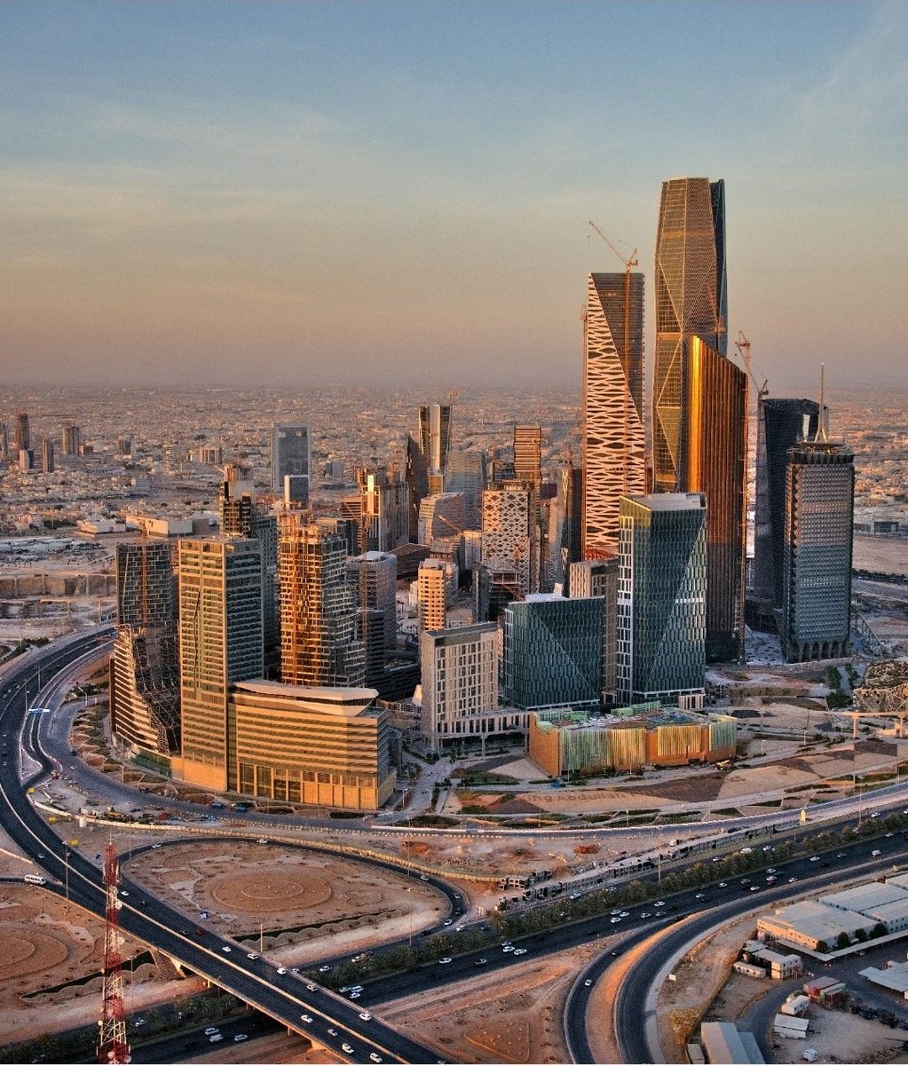 bahari2023's tweet photo. الولاء ليس قولاً يُردد، بل فعلٌ يُجسّد..
​في كنف قيادة الملك سلمان، وعرّاب الرؤية محمد بن سلمان؛ 

تصبح المواطنة مسؤولية، وإتقاناً، واحتراماً. 
​وطنٌ نبنيه بأيدينا، وقيادةٌ نبايعها بقلوبنا.. صدقاً في النوايا، وإخلاصاً في الميادين. https://t.co/Gk3bYU5FDE