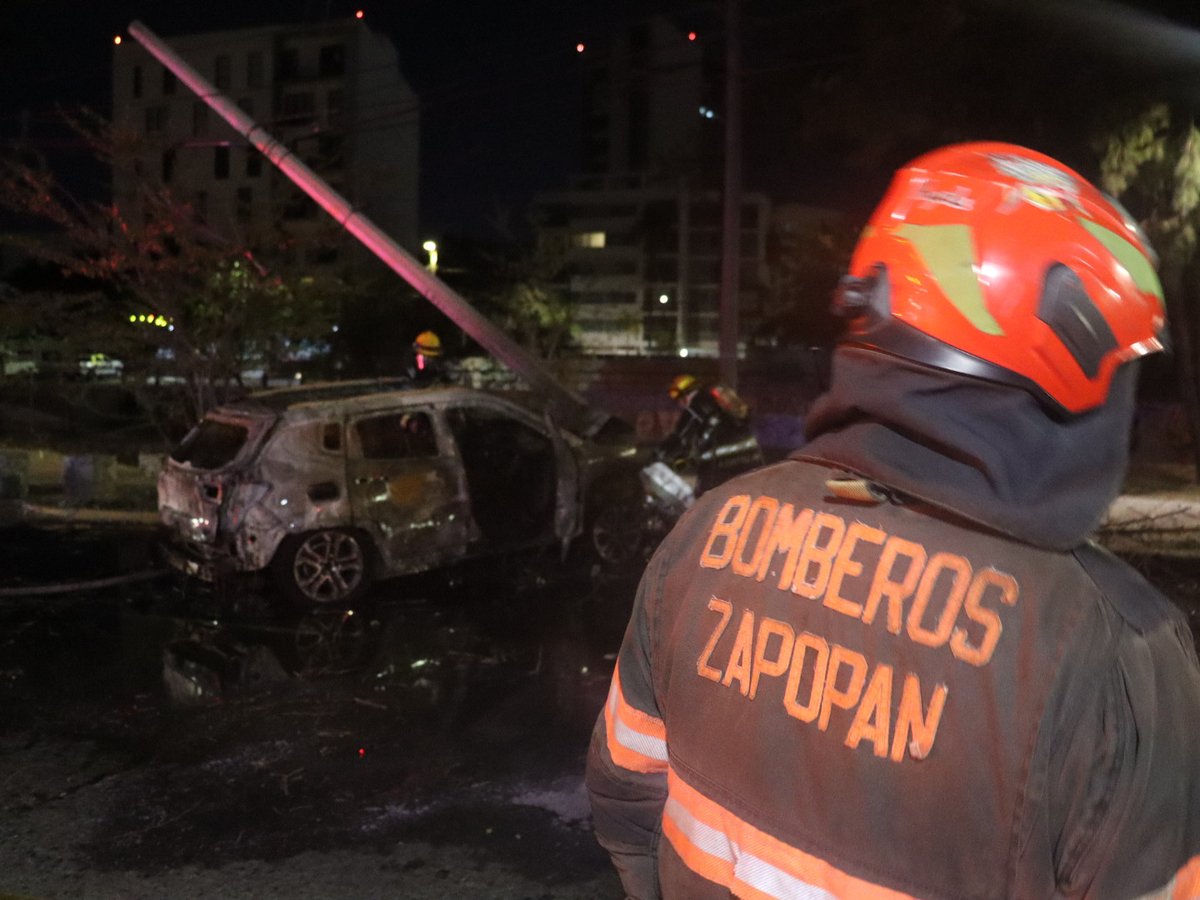 UMPCyBZ's tweet photo. #Entérate 🚒
Oficiales 👨🏾🚒 de #Base1 atendieron choque 💥 contra poste en av. Patria, cercano a av. Américas.
El vehículo involucrado se encontraba incendiado; el fuego 🔥 fue controlado sin personas lesionadas. 🤕
Se trabajo de manera coordinada con bomberos Guadalajara. https://t.co/2g48oOcba6