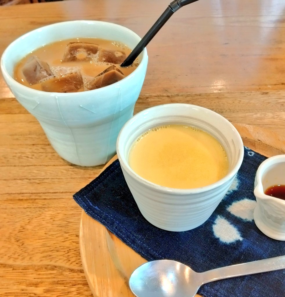 saintpaulia2002's tweet photo. 氷のアイス珈琲��静かに有名なお店に行ってきた。飲みきれない。ポットに２杯分あるし。まさかのあずきinチーズケーキと、お連れさんのプリンも美味しい。うーん名店はいつも隠れてる。 https://t.co/qZmAm3Z24r